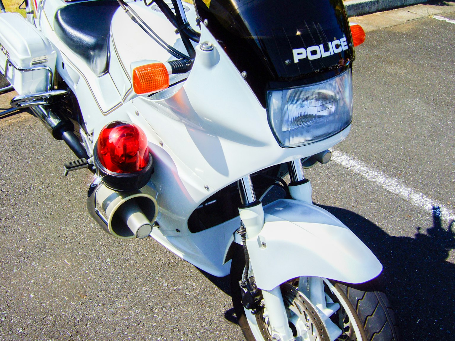 Bild eines weißen Polizeimotorrads mit einer markanten Frontansicht