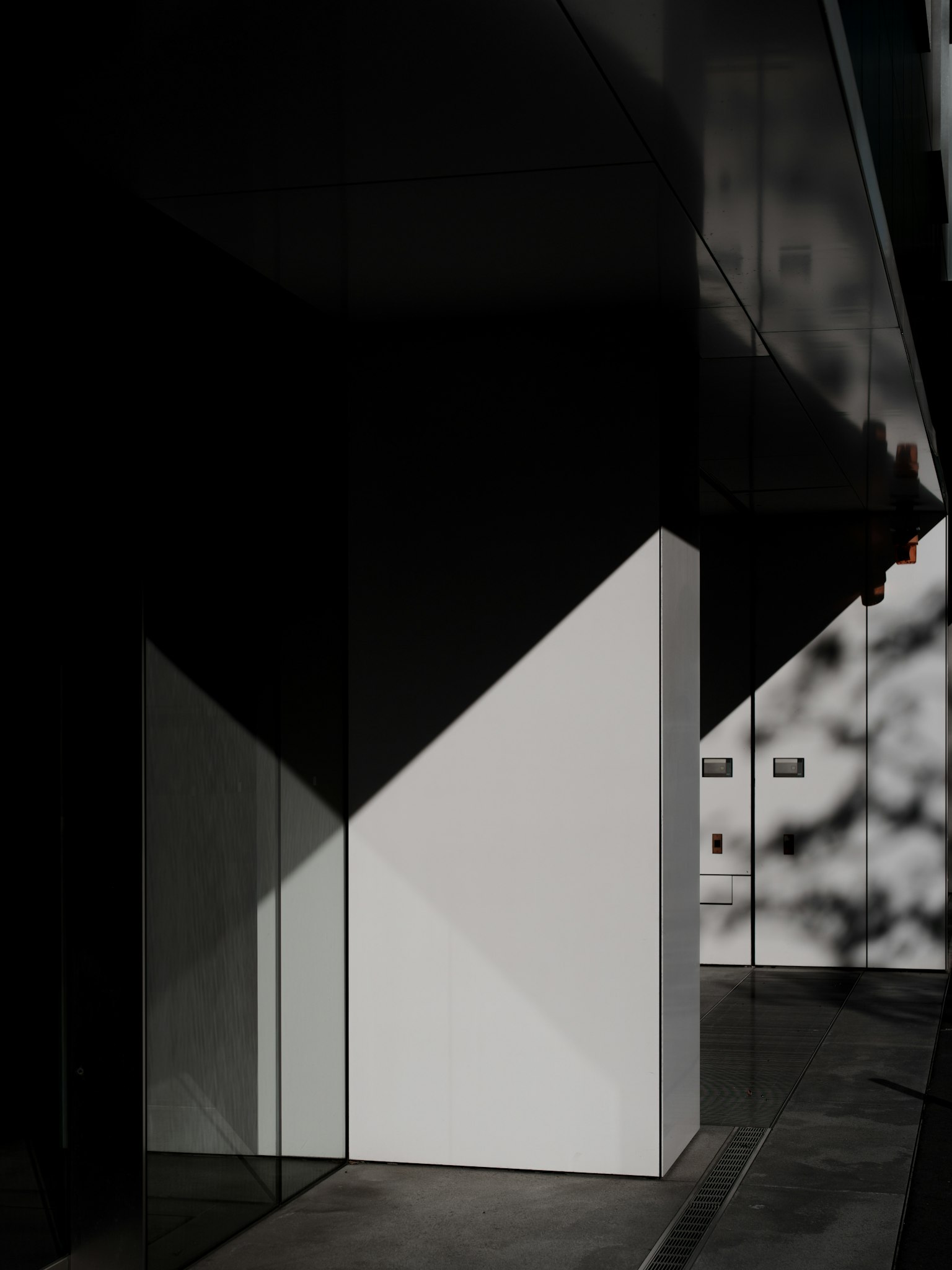Détail architectural moderne avec un mur blanc et des ombres frappantes