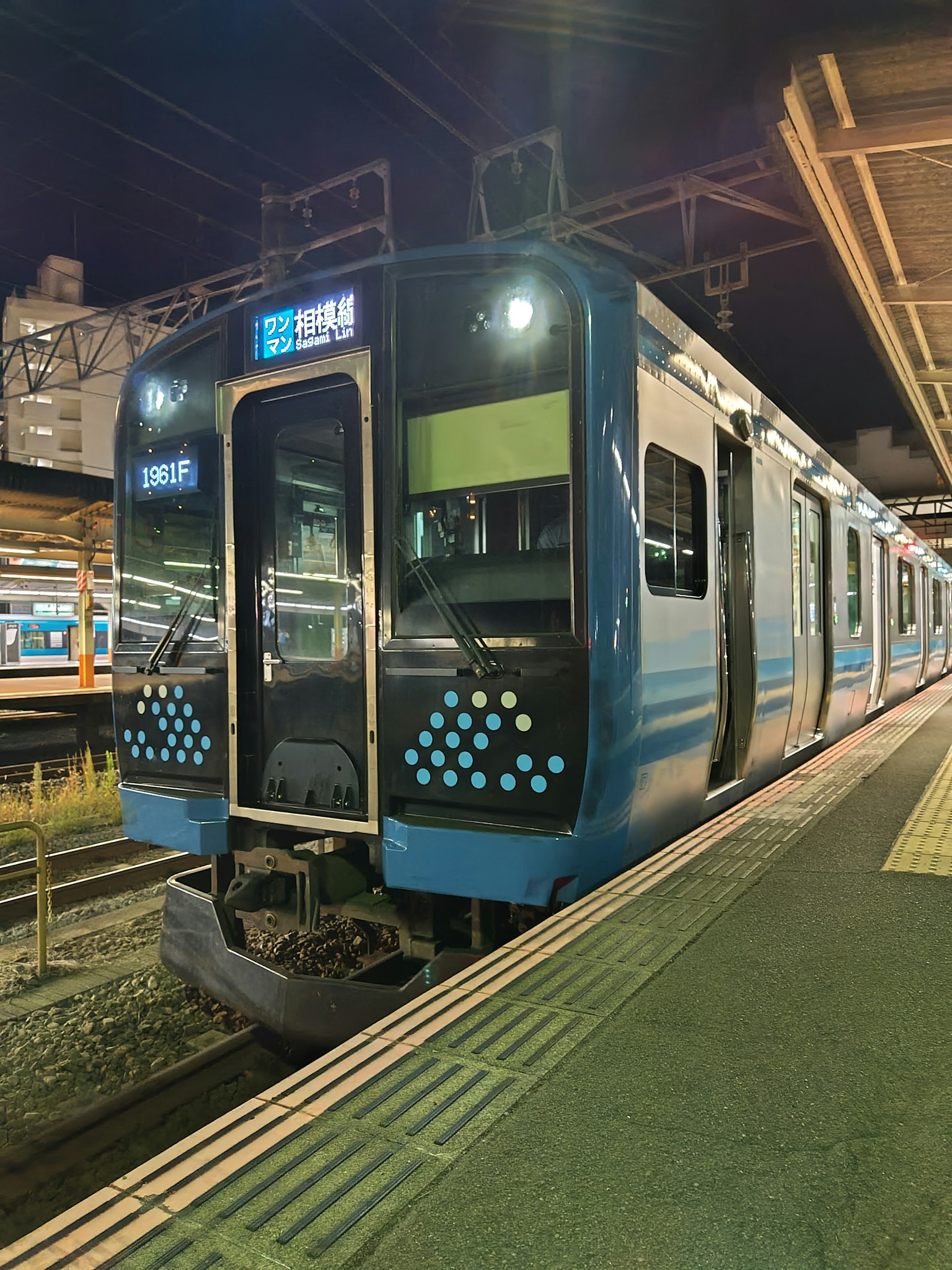 Treno blu fermo in una stazione di notte