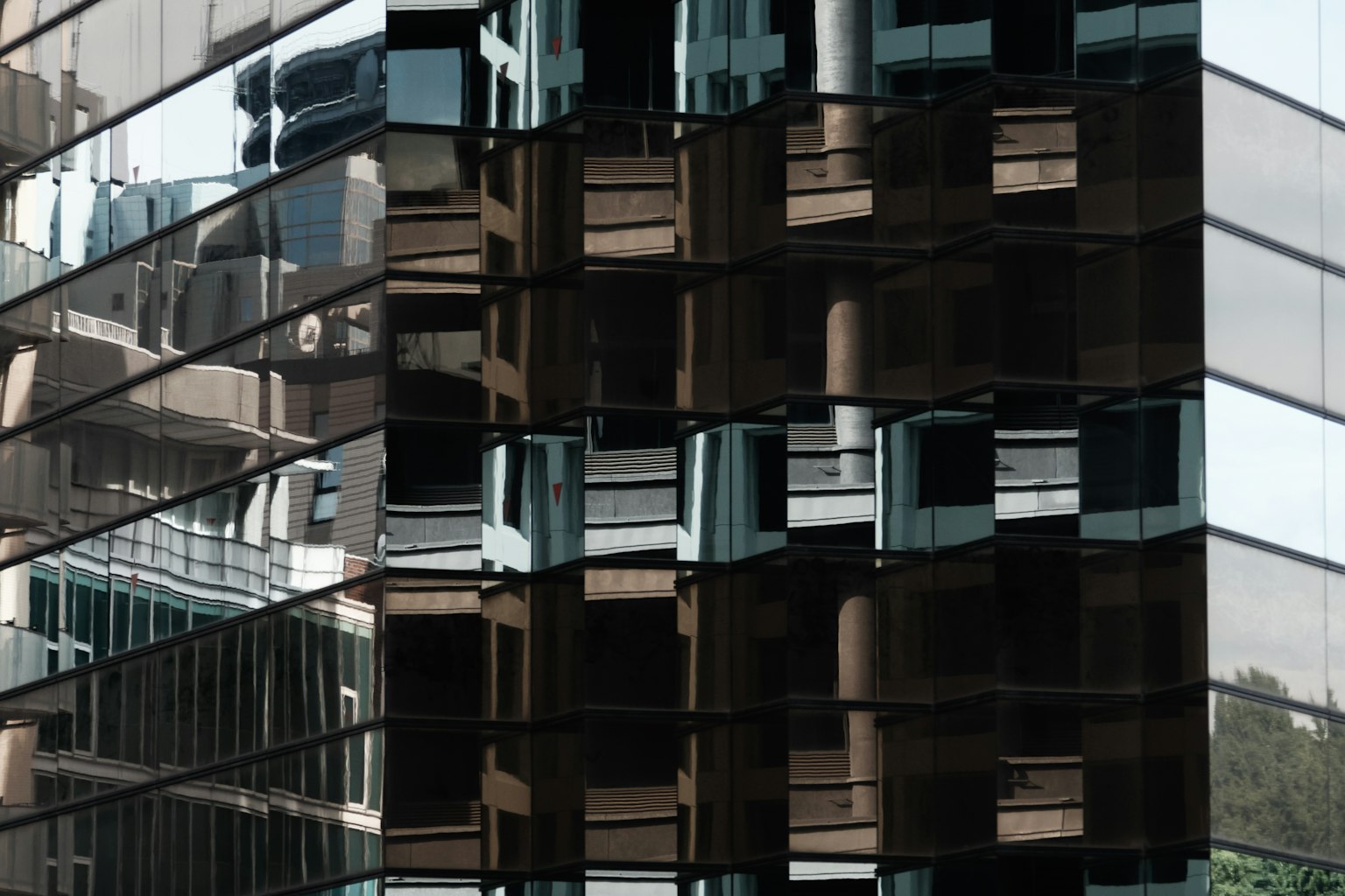 Façade d'un bâtiment avec des reflets distinctifs en verre noir