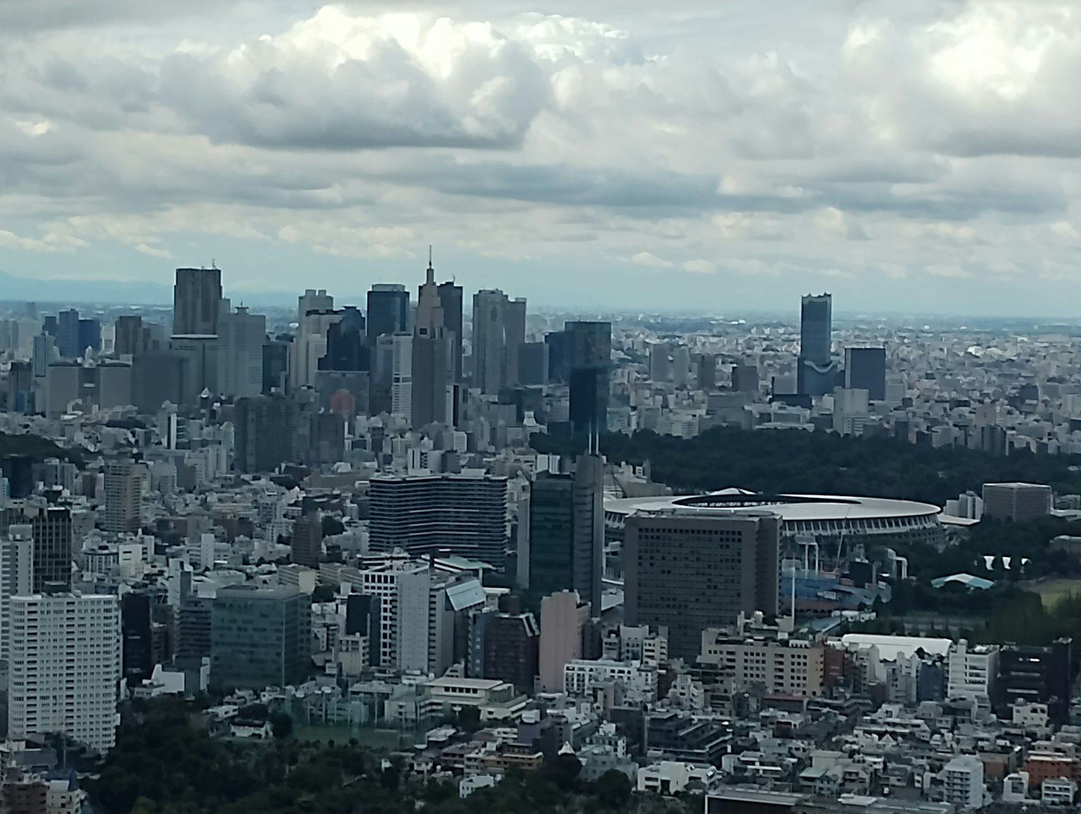 Pemandangan kota Tokyo dengan gedung pencakar langit dan langit berawan