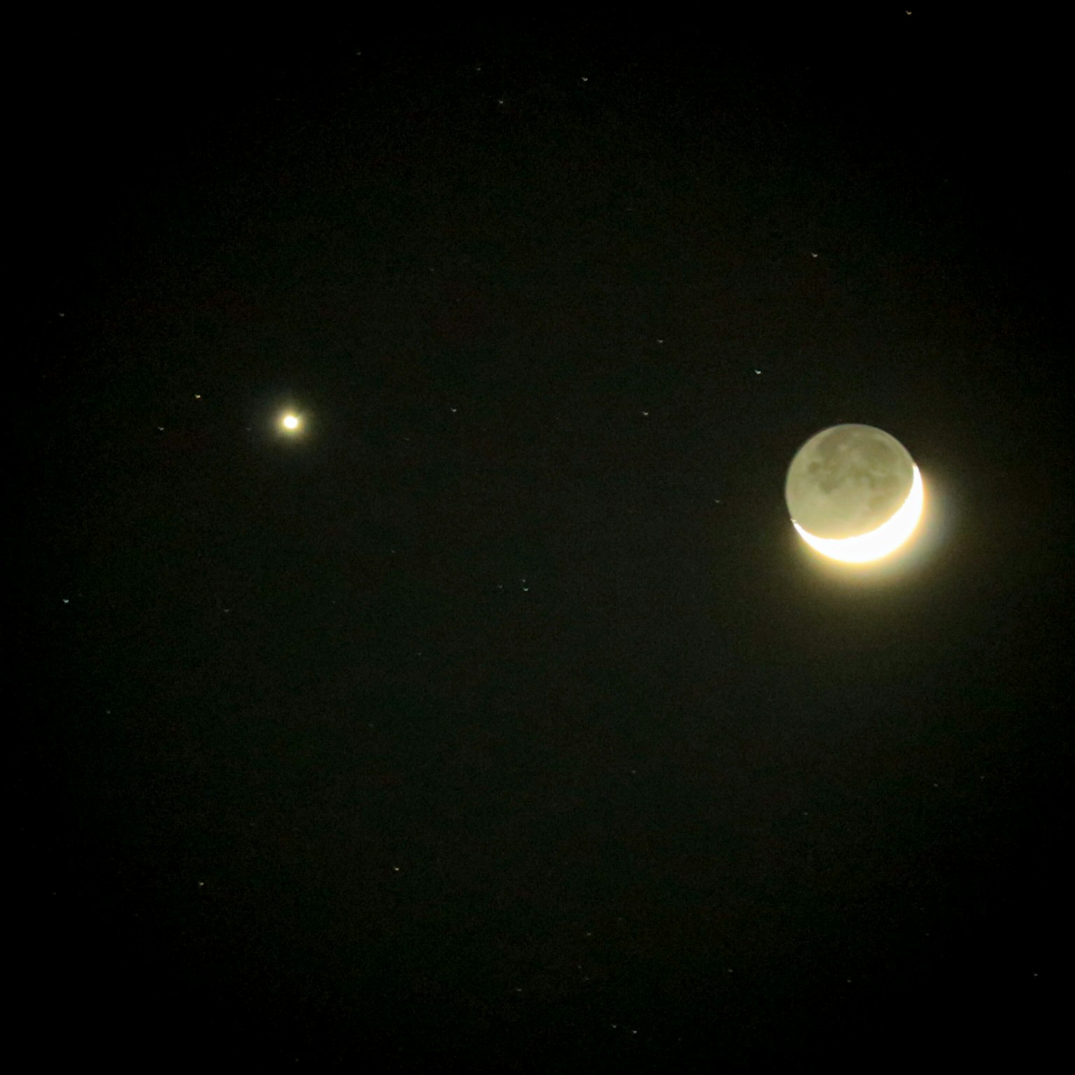 夜空場景，彎月和明亮的星星