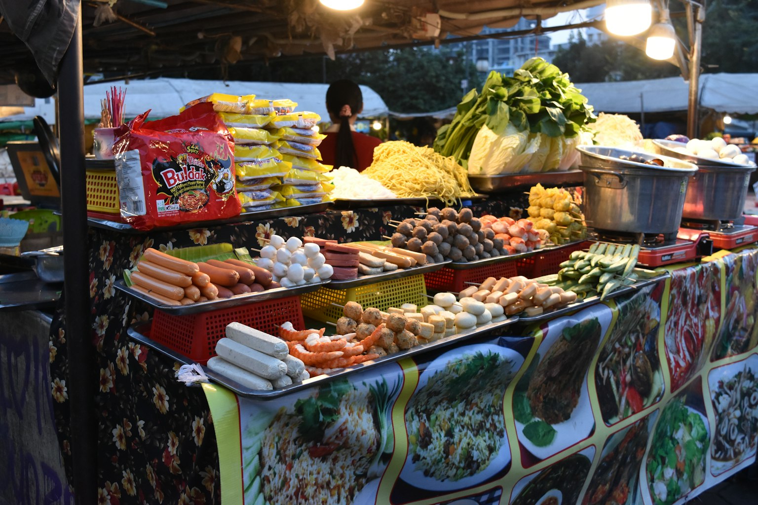 ความหลากหลายของอาหารและจานที่แสดงอยู่ที่แผงขายของตลาด