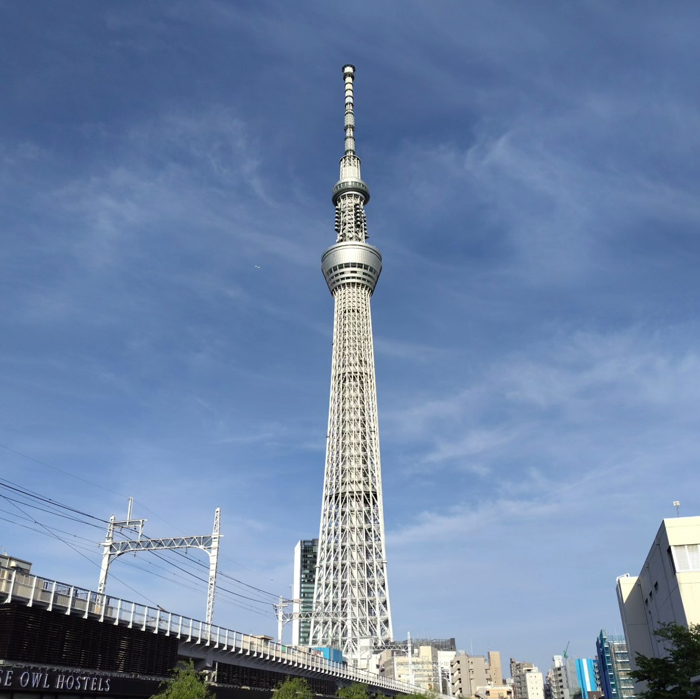 La Tokyo Skytree che svetta contro un cielo blu