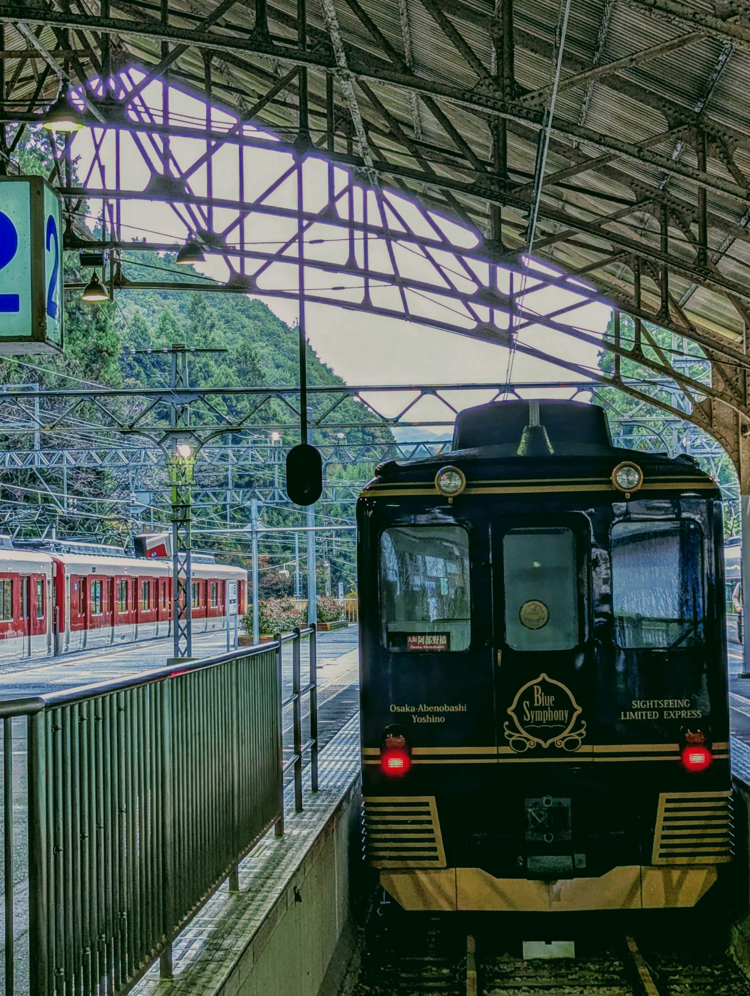 車站內黑色火車和紅色火車的景象