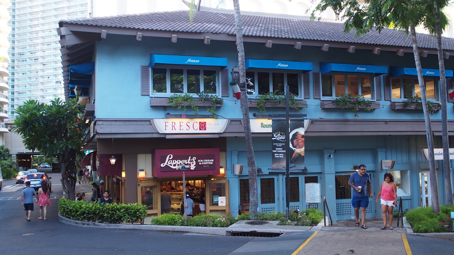 Hình ảnh của một tòa nhà màu xanh với một nhà hàng ở Hawaii