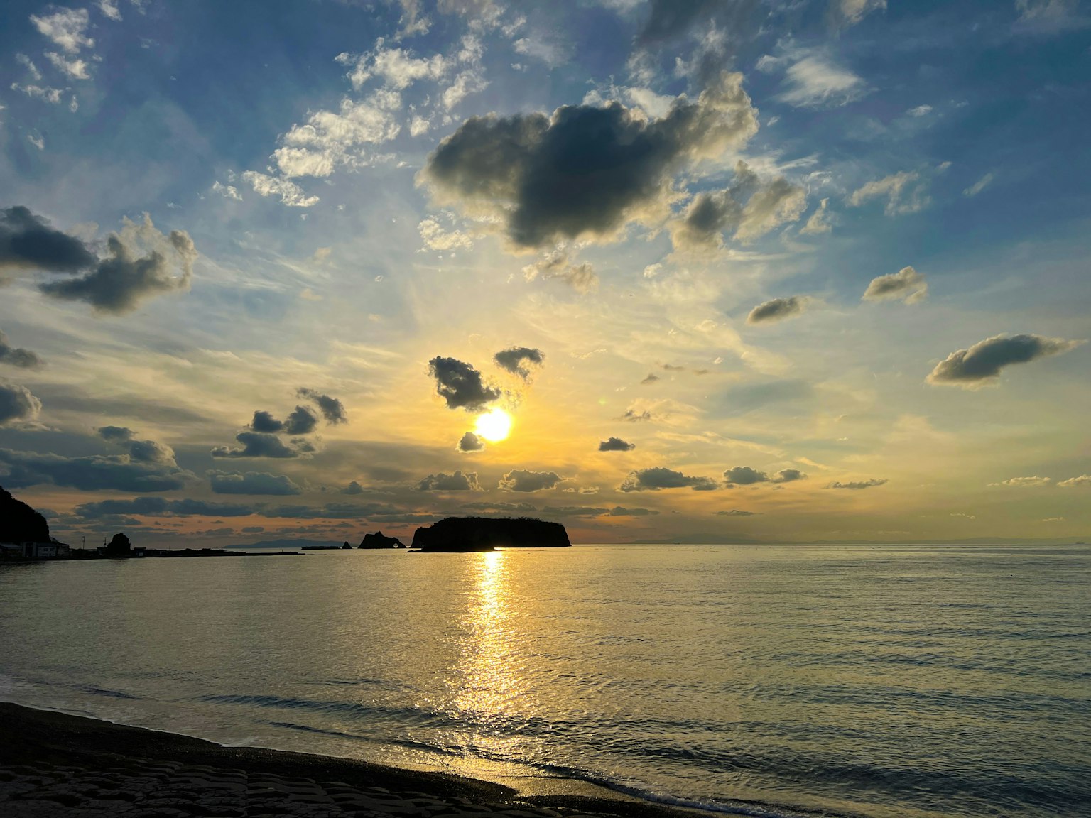 Hermoso atardecer reflejándose en el océano