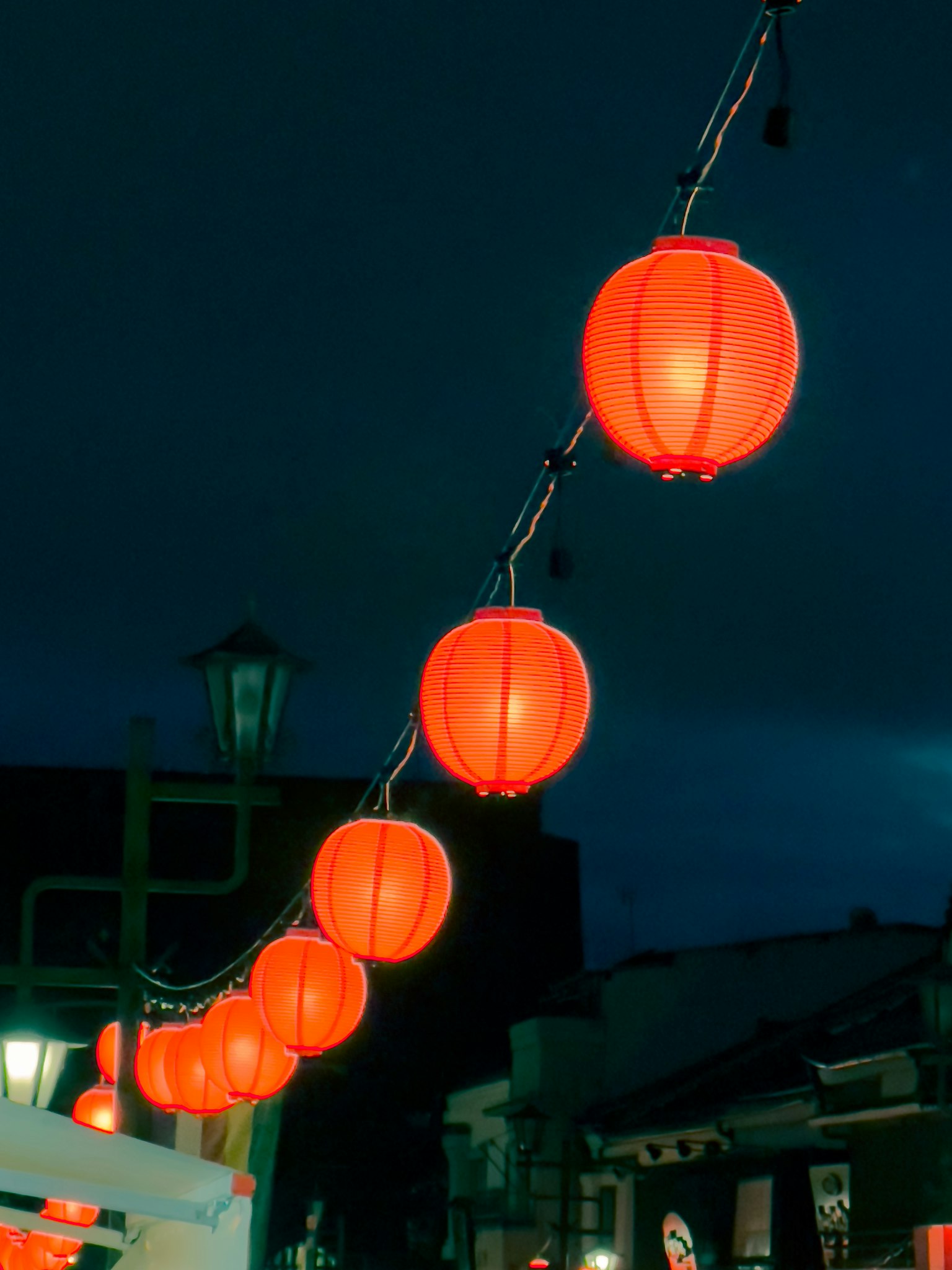 Đèn lồng đỏ treo dưới bầu trời tối