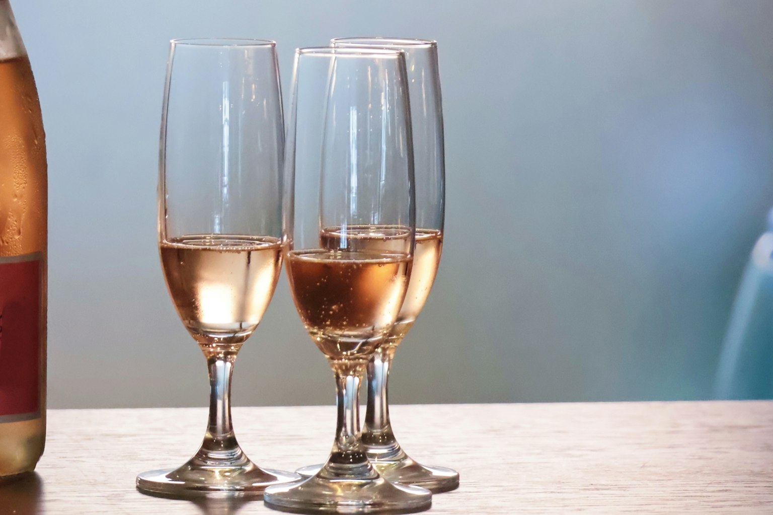 Scena di flute di champagne piene di vino rosato