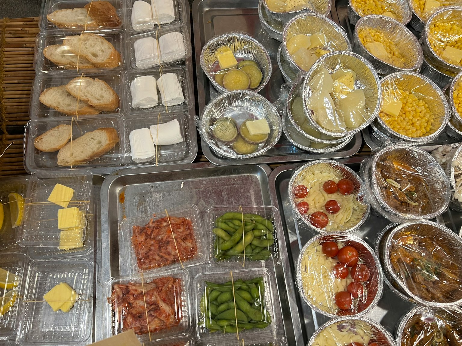 Une variété de plats dans des contenants en plastique disposés soigneusement