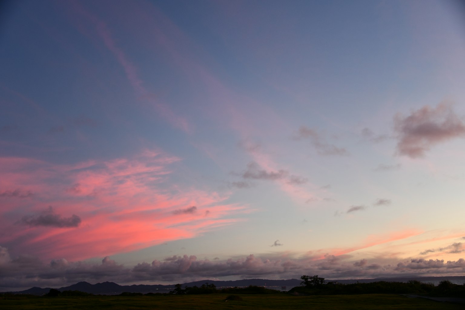 Un hermoso cielo al atardecer con suaves degradados de rosa y azul