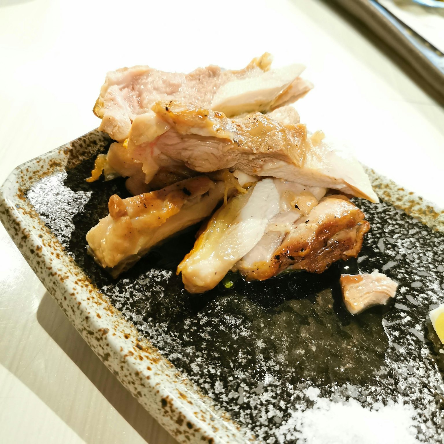 Un piatto ben presentato di spiedini di pollo grigliati