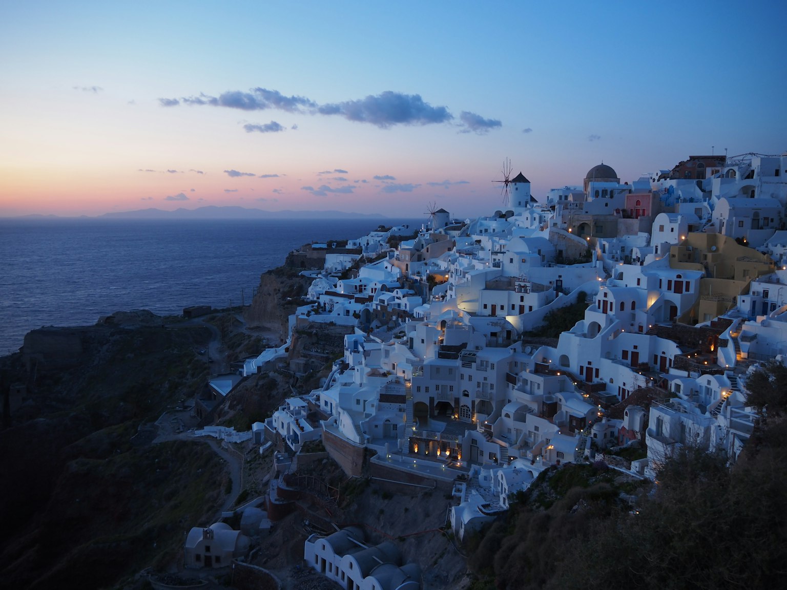 Cảnh quan Santorini với những tòa nhà trắng đẹp và biển xanh vào lúc hoàng hôn