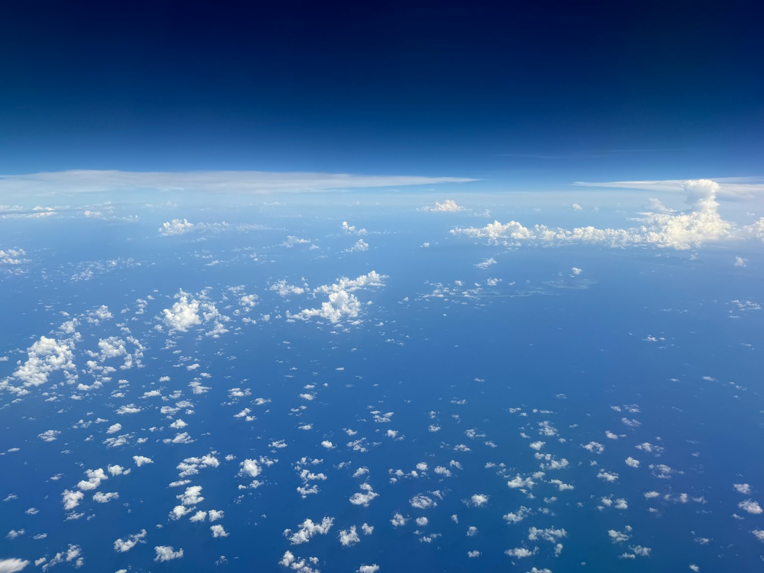 Vue aérienne de l'océan bleu et des nuages blancs sous un ciel dégagé