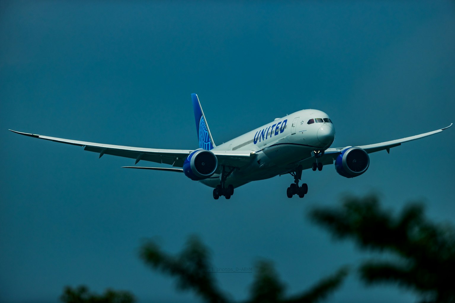 飞机在蓝天背景下飞行