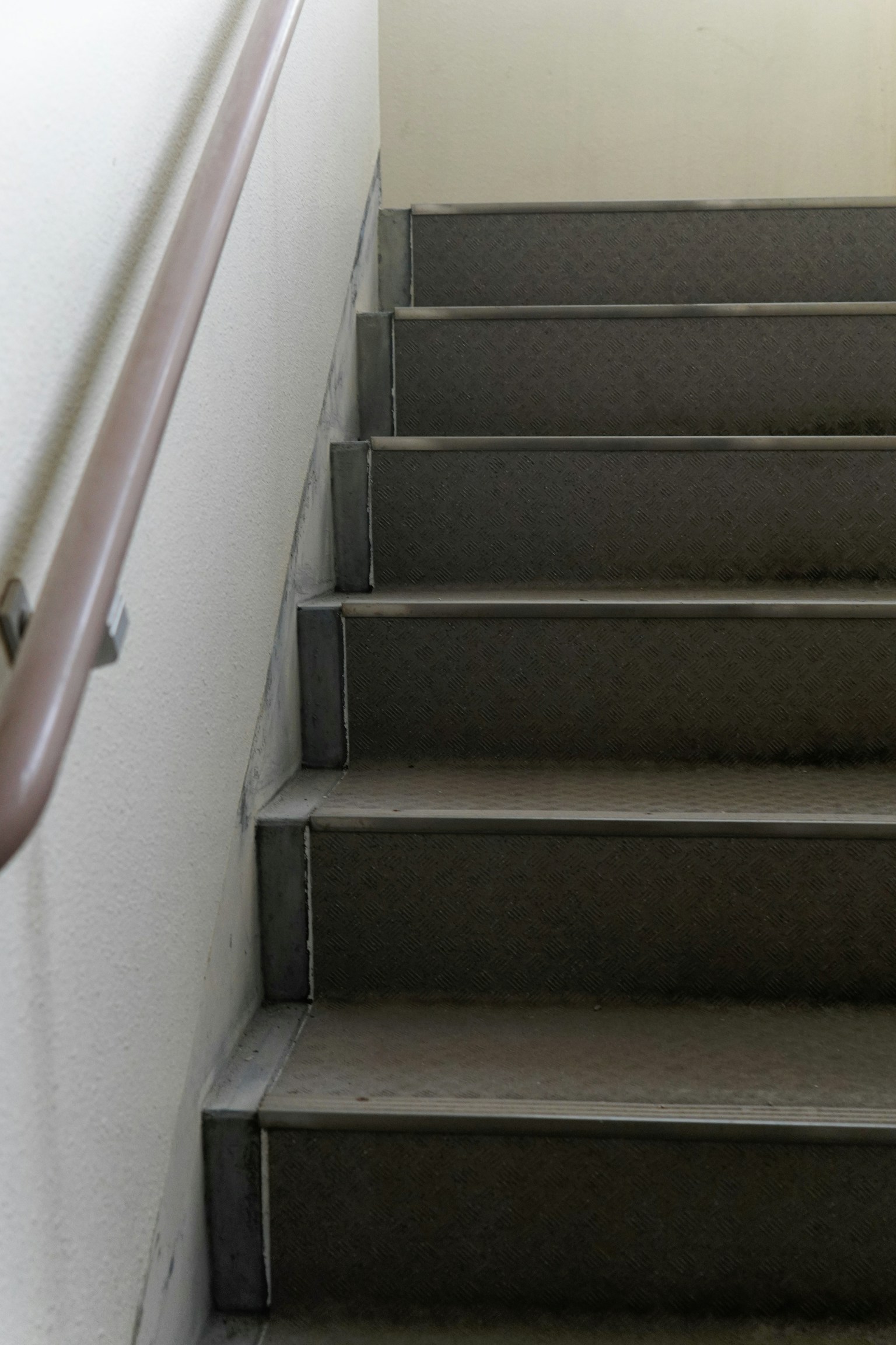 ภาพบันไดที่เรียบง่ายแสดงราวจับและขั้นบันได