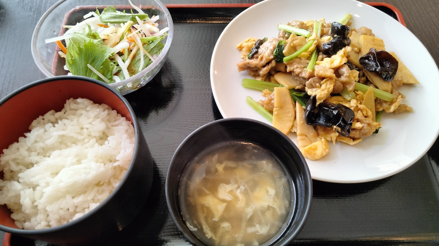 Bữa ăn Nhật Bản với gà xào rau cơm súp miso và salad