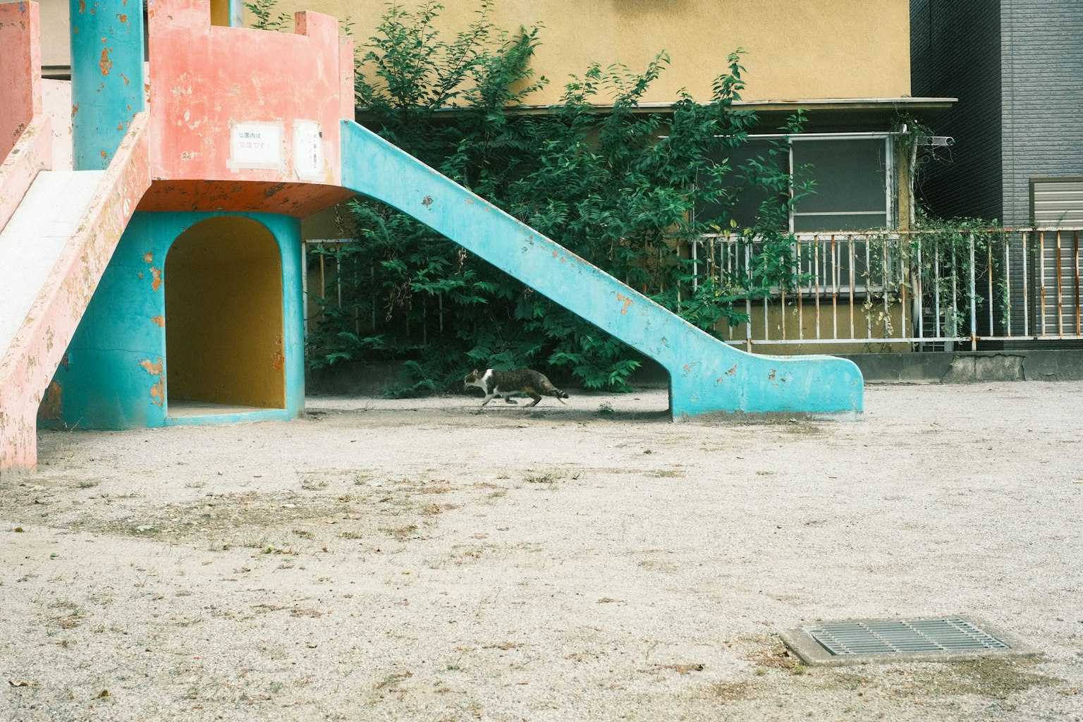 Terrain de jeu coloré avec un toboggan et une zone sablonneuse