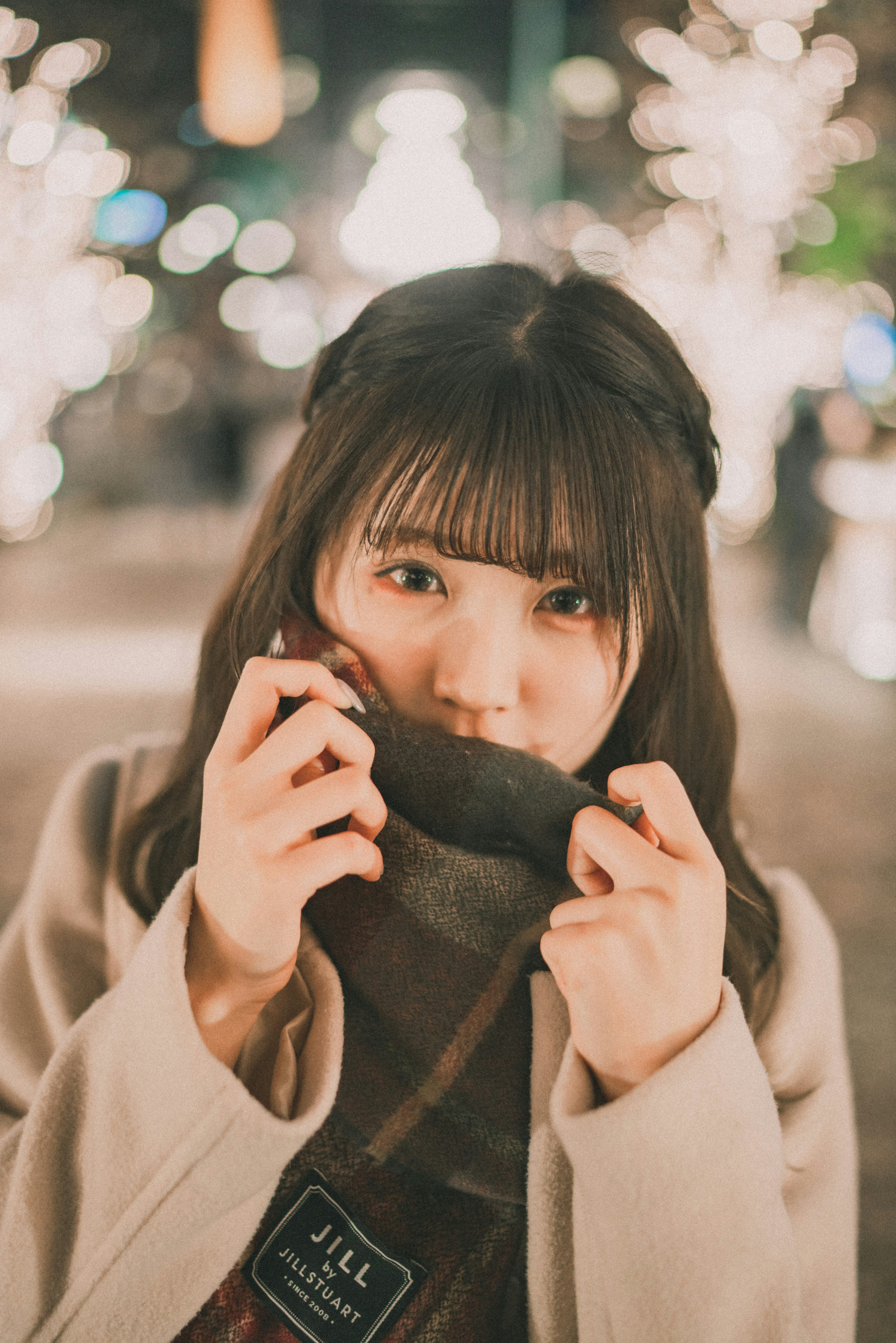 マフラーを抱える女性のポートレート