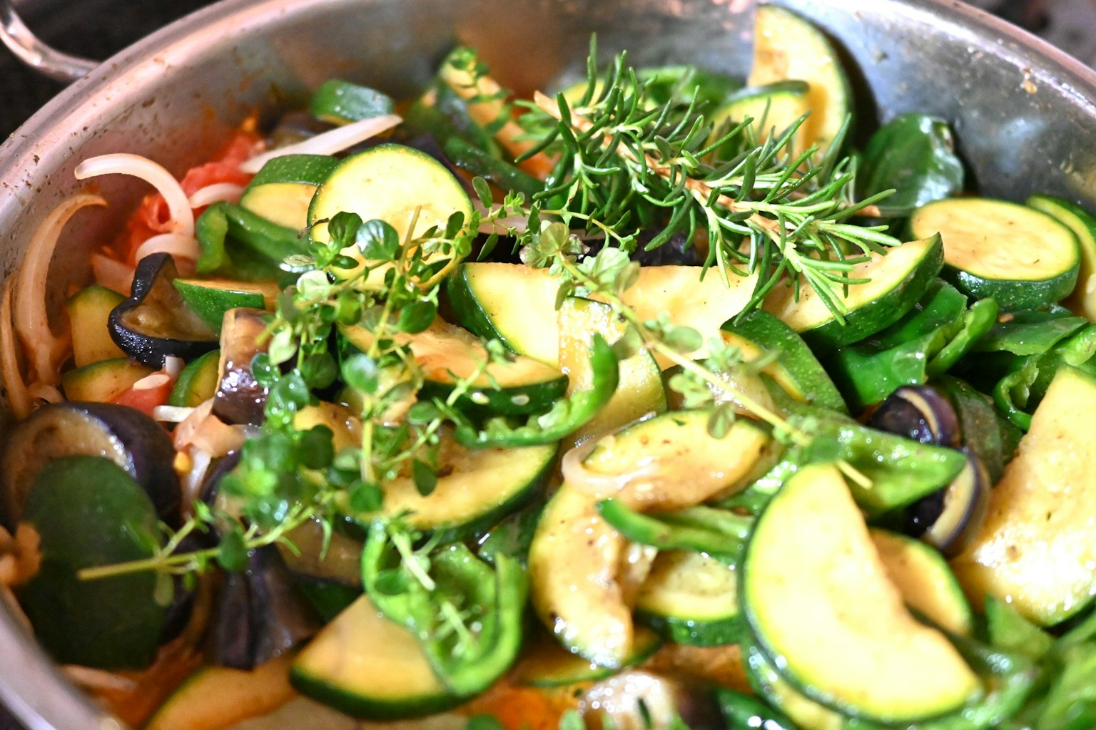 Poêlée de courgettes et d'herbes dans une poêle