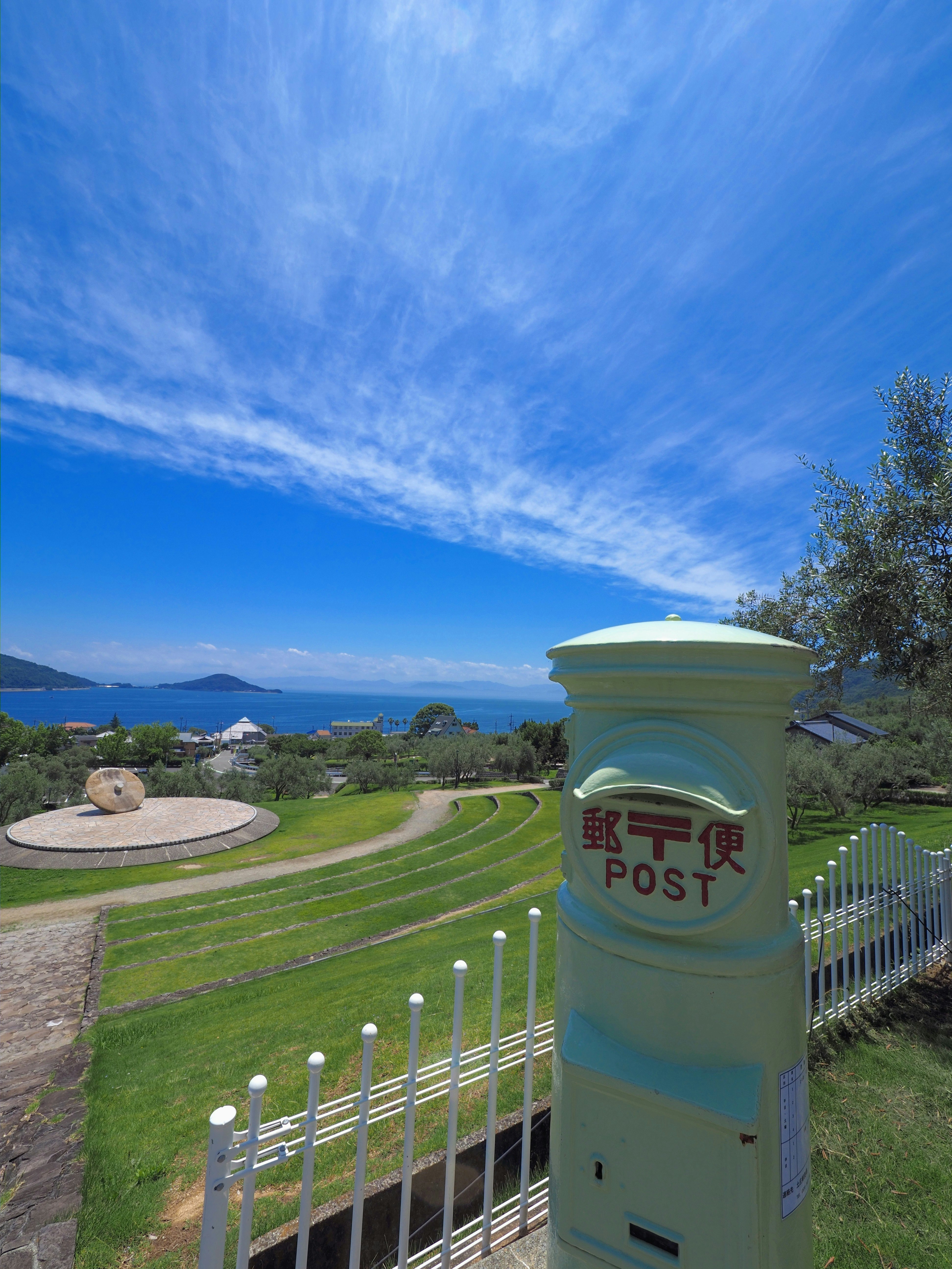 sentiero erboso sul mare con una cassetta postale