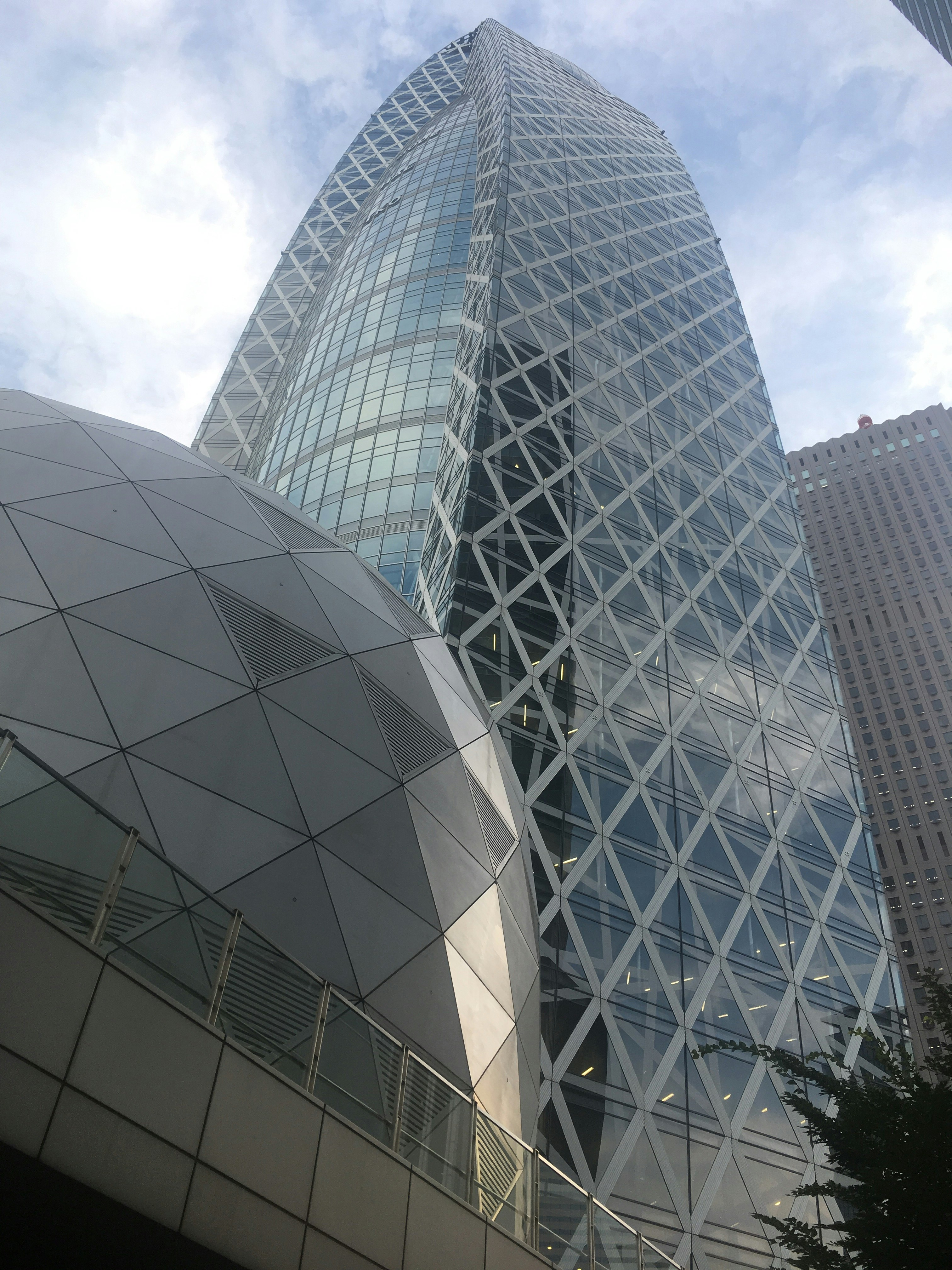 ガラス張りの高層ビルとドーム型建物の近景