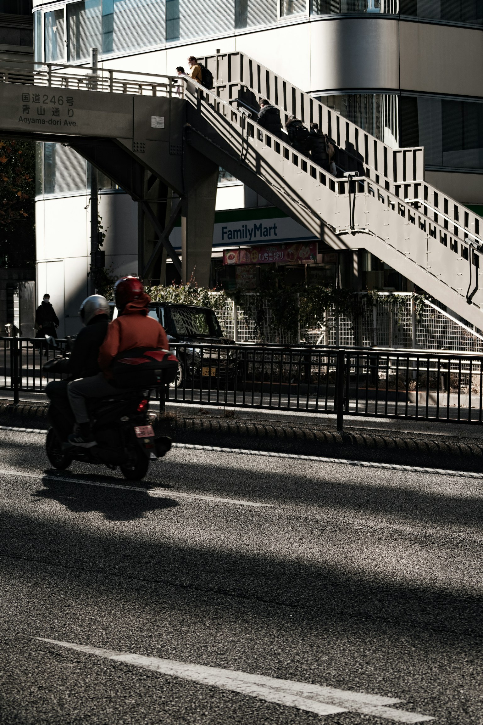 Moto sulla strada con sovrappasso pedonale sullo sfondo