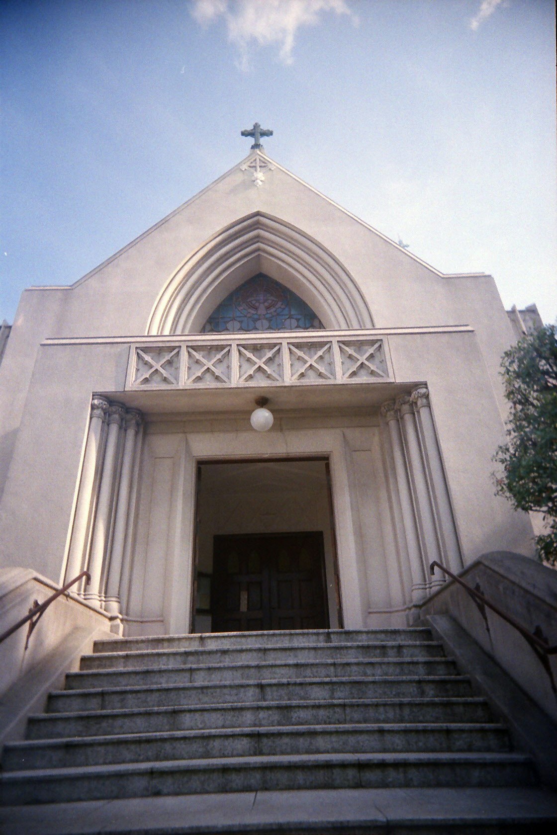 Kirchenfassade mit Treppenstufen