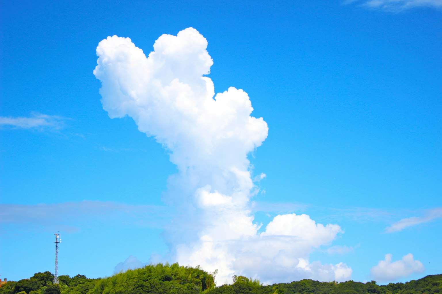 Nuage blanc distinctif s'élevant dans un ciel bleu