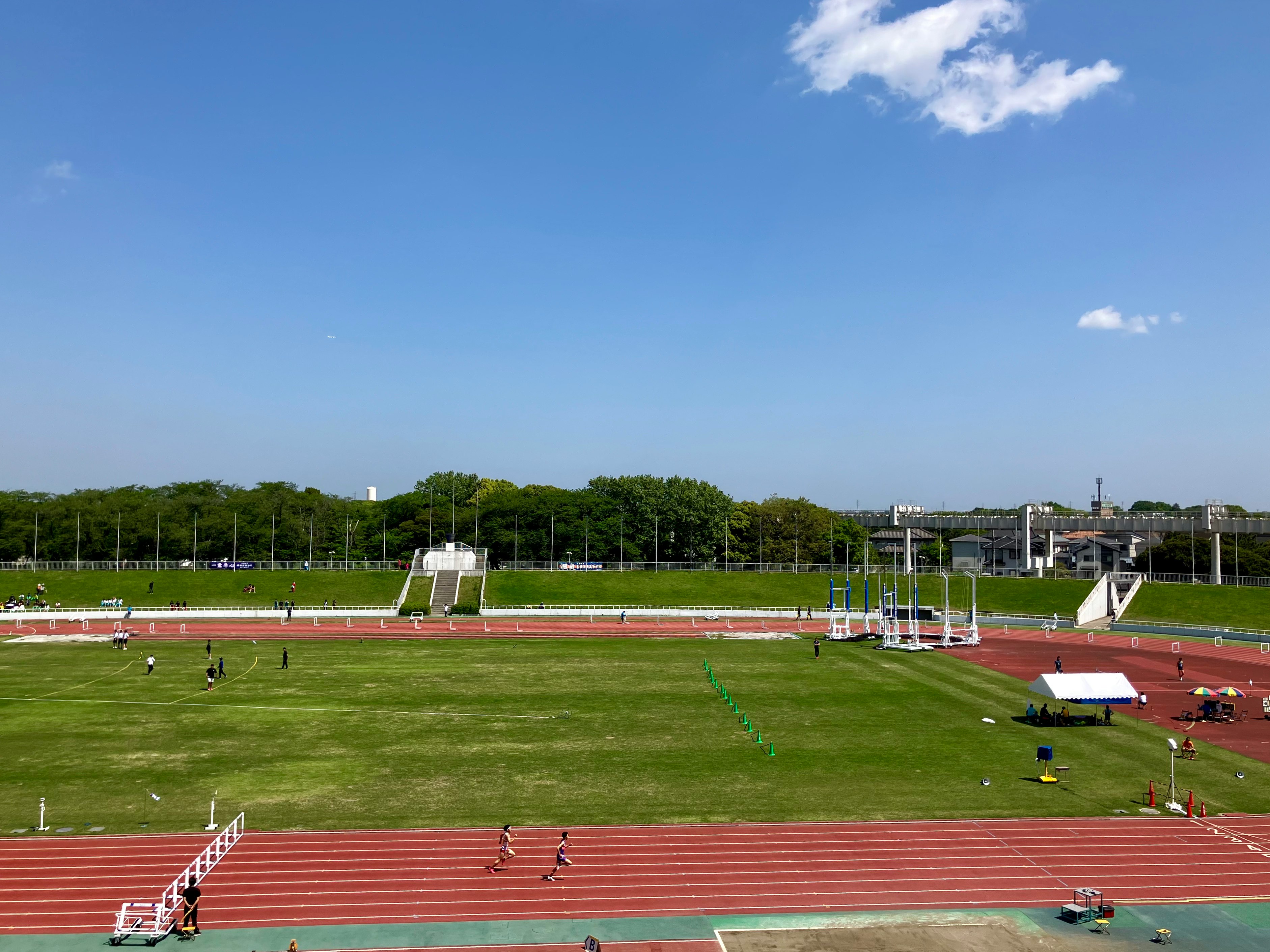 terrain de sport avec piste d’athlétisme et pelouse verte image