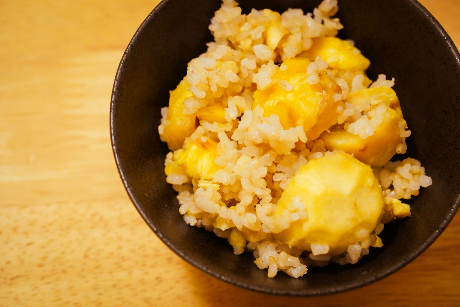 Mangkuk nasi yang dicampur dengan kuning telur