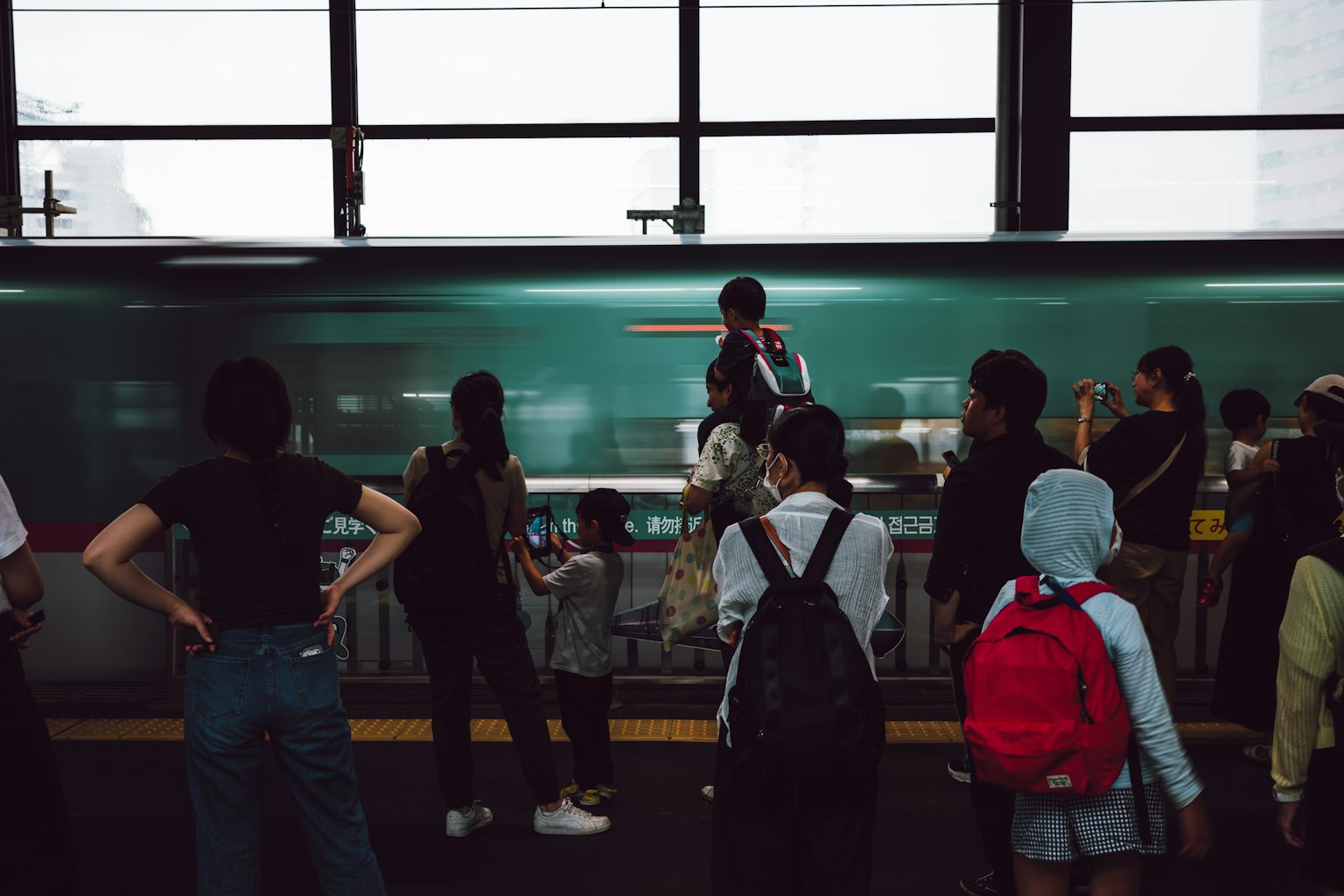 기차역 플랫폼에서 기다리는 사람들