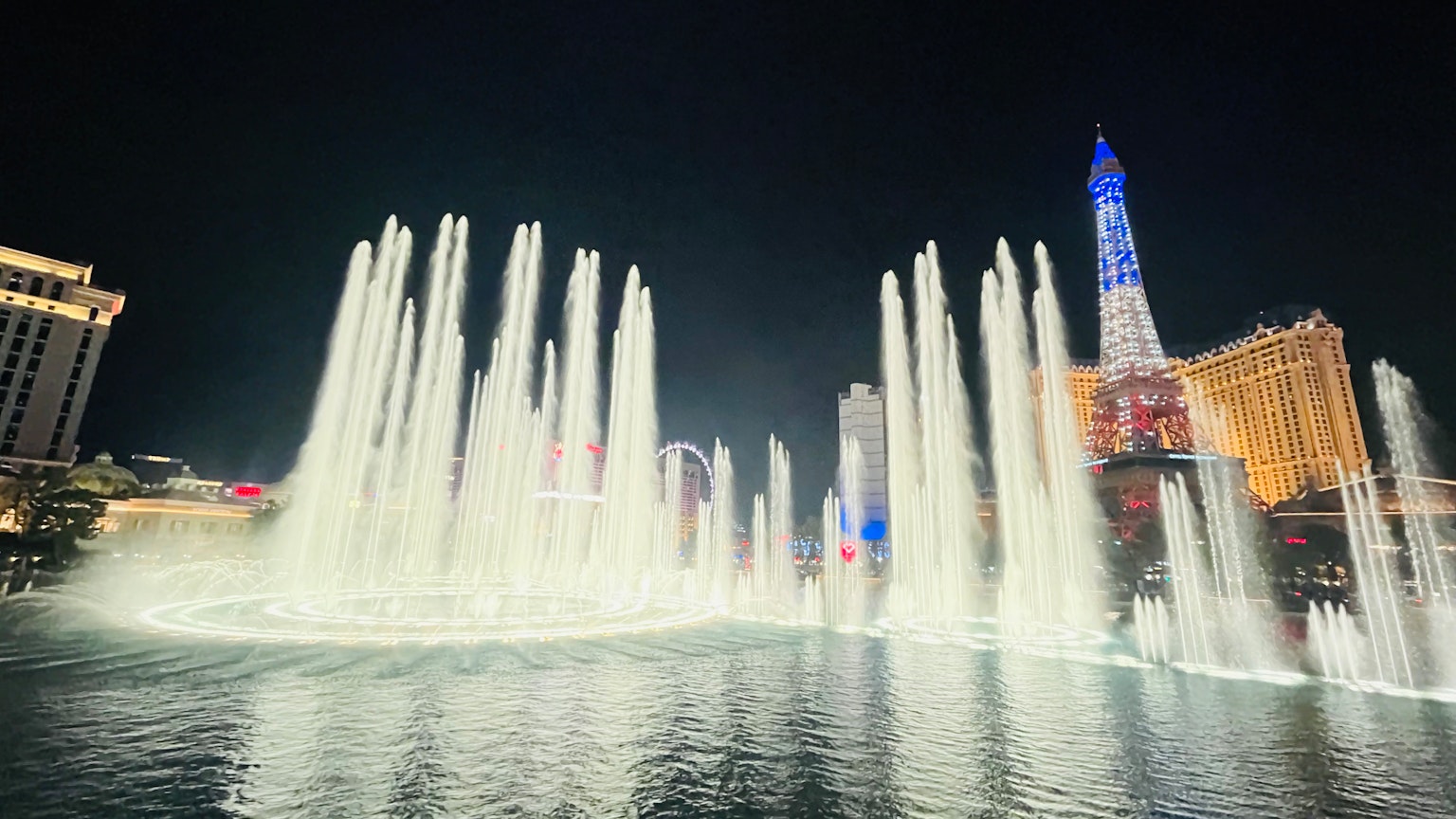 Vue nocturne magnifique du spectacle de fontaines de Las Vegas