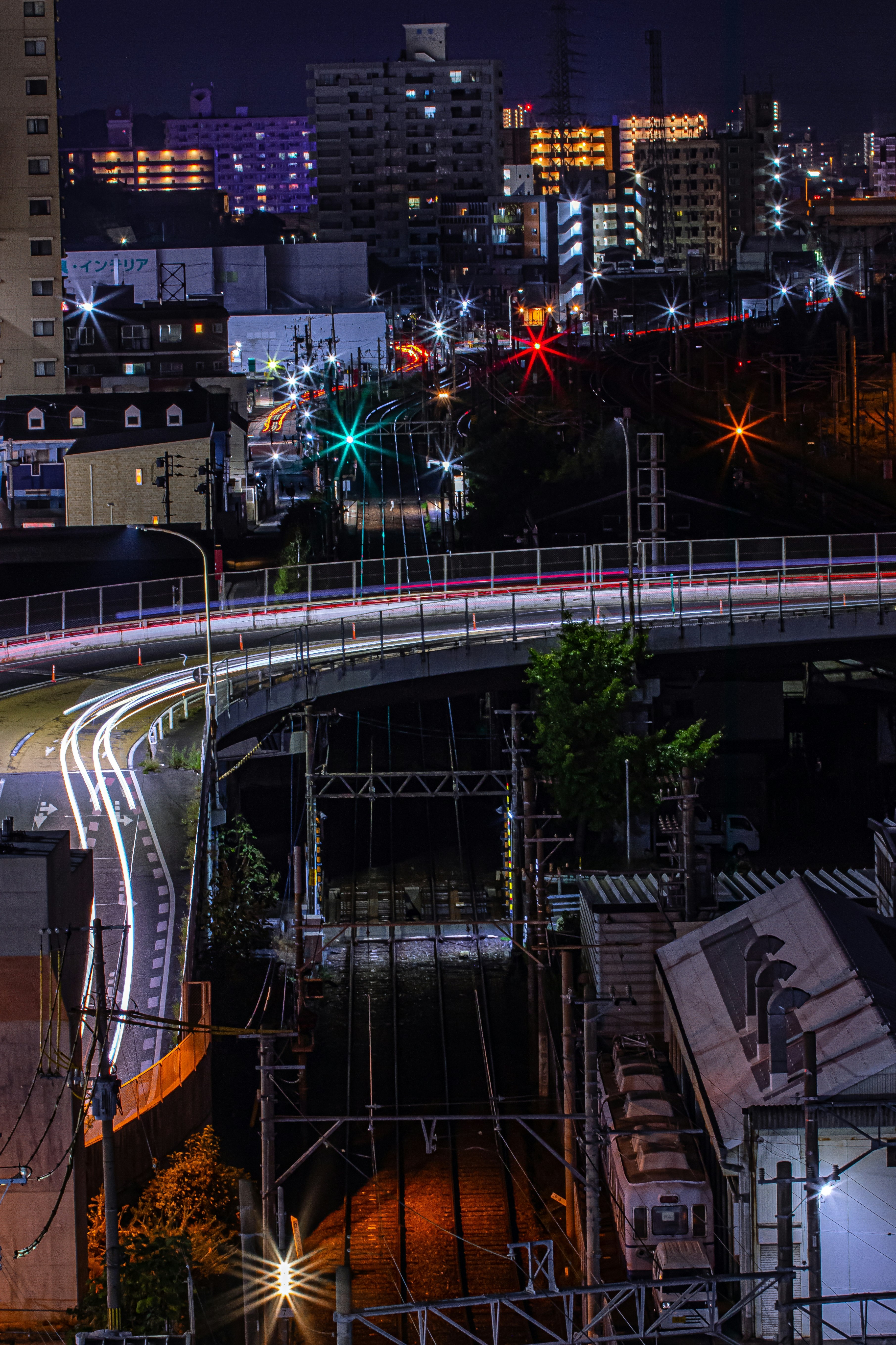 高架と高層ビルが交差する夜景の街並み