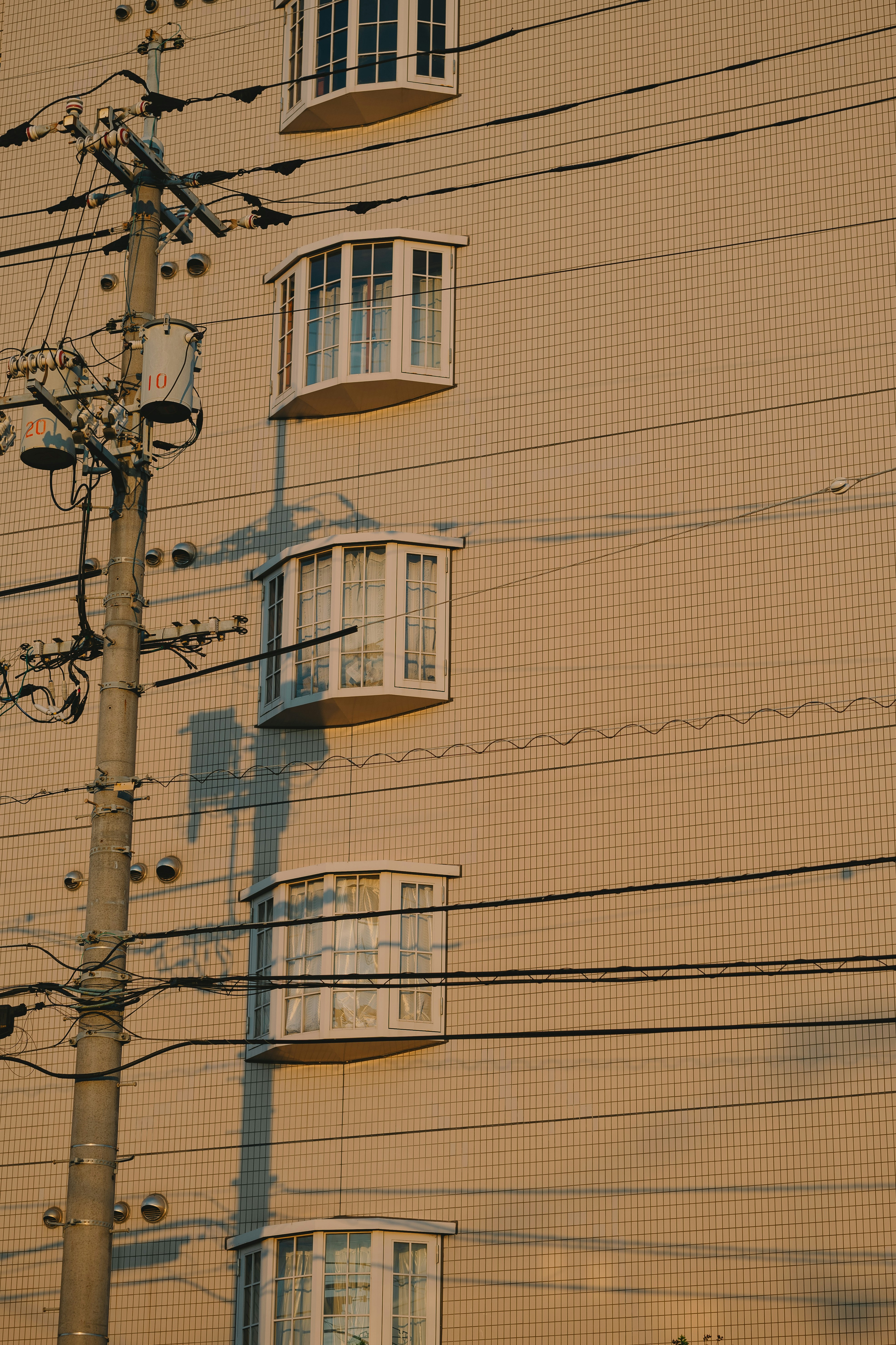 夕暮れの街路に面した建物の外壁と窓