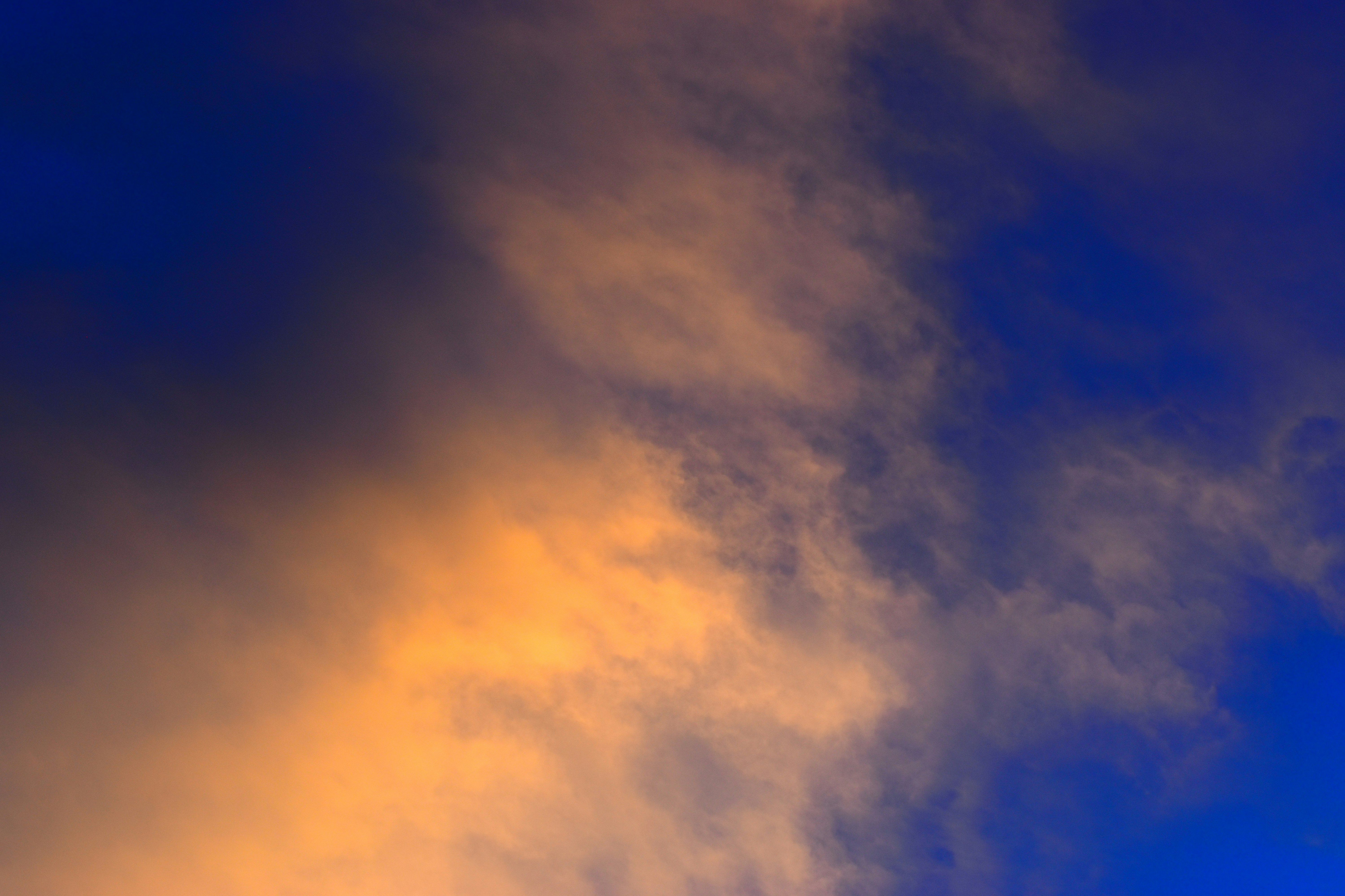 夕方の夕空に広がる雲のグラデーション
