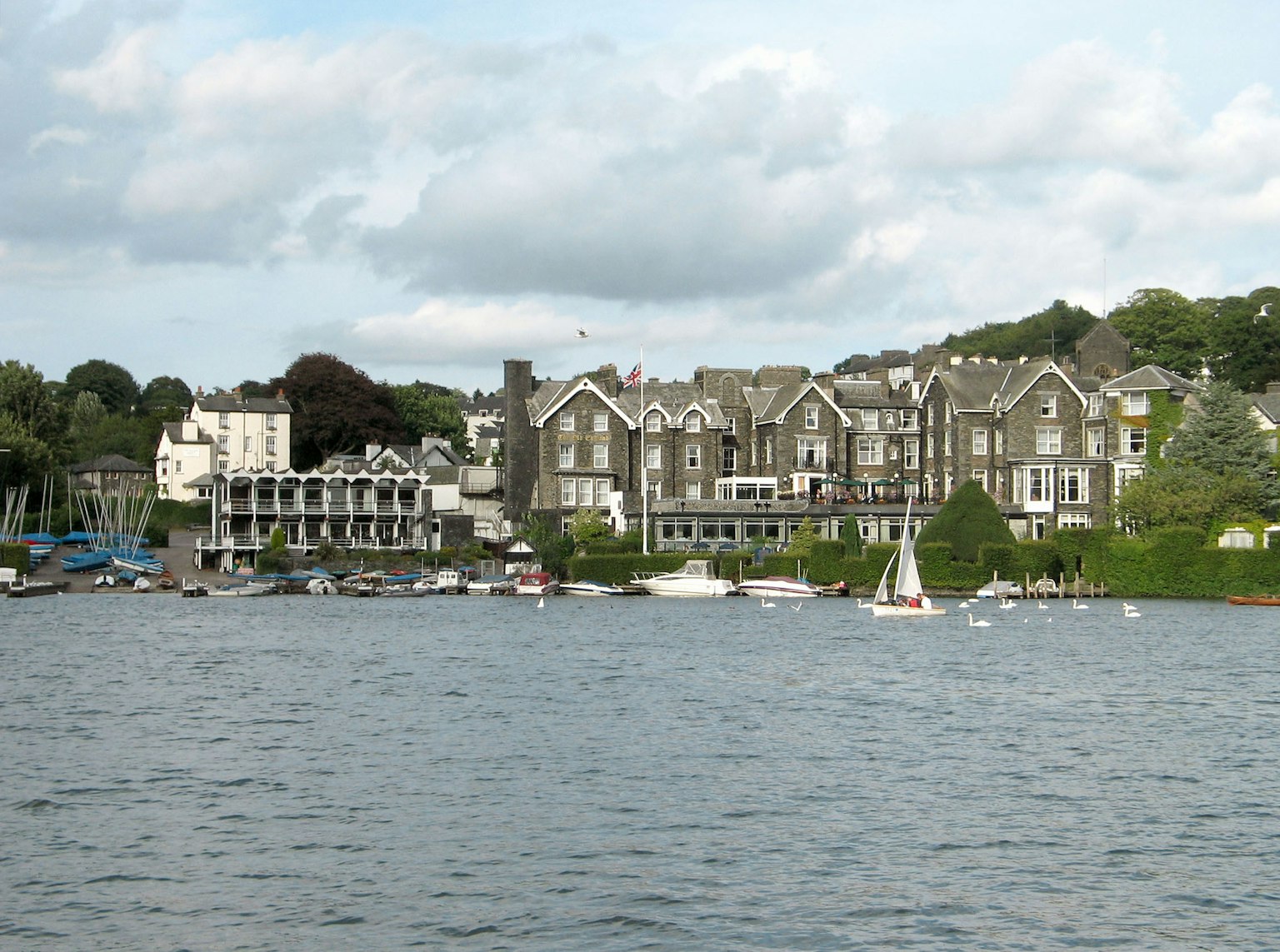 Vue pittoresque de bâtiments historiques au bord du lac avec de petits bateaux