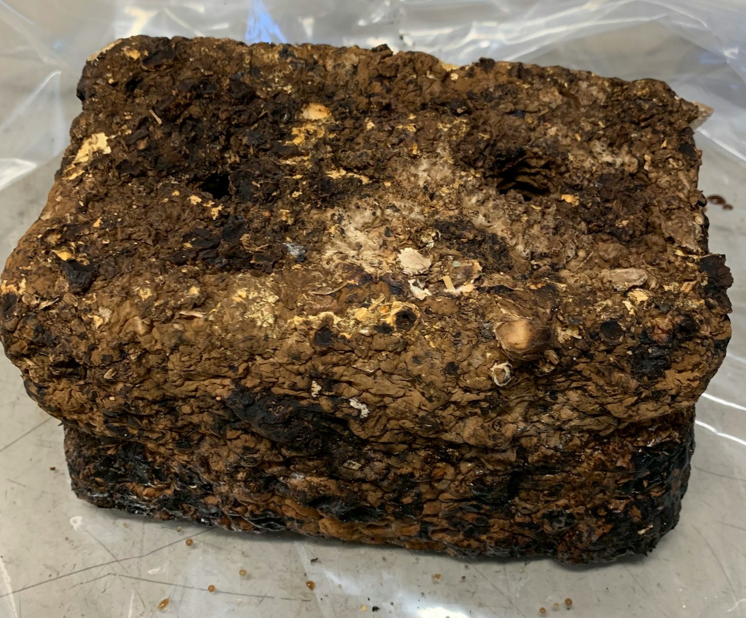 Un bloc solido di colore scuro con una texture ruvida