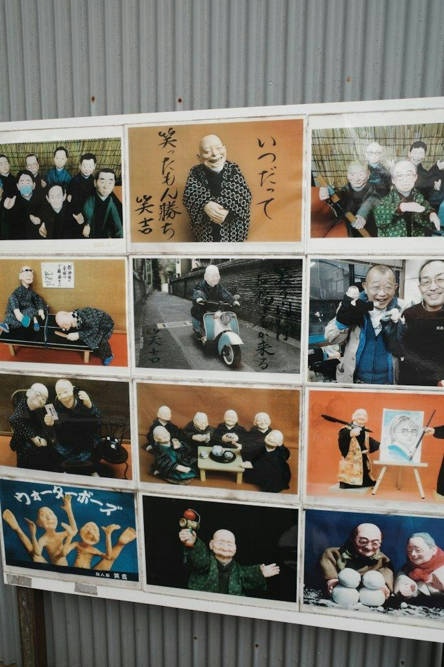 Pameran foto orang yang berpose dengan berbagai boneka