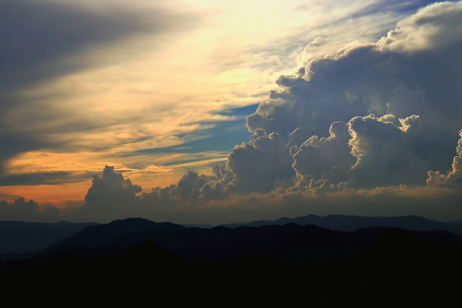 Bella vista di montagne e nuvole nel cielo
