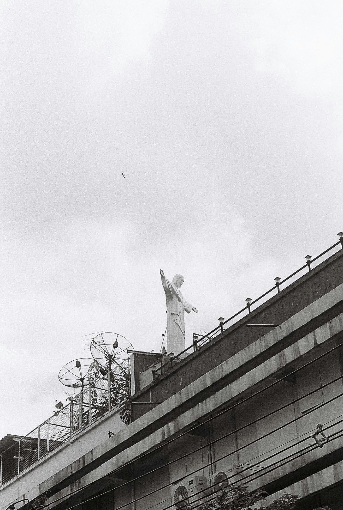 阴天的天空与屋顶雕塑的建筑外立面