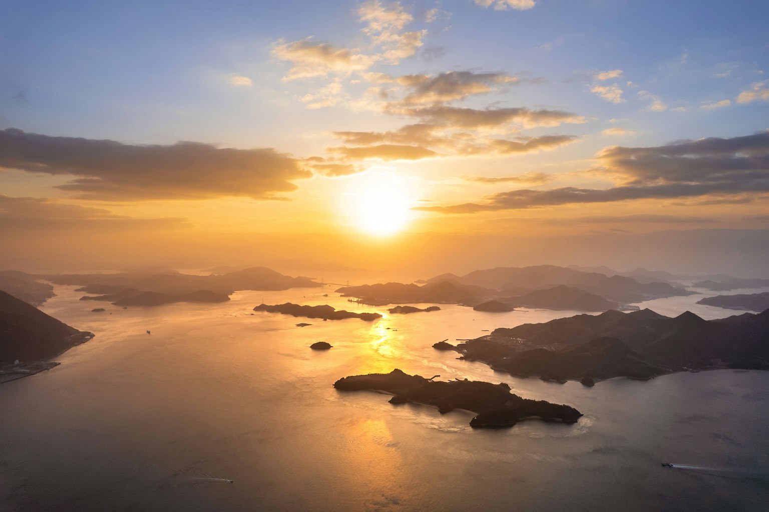 Magnifique coucher de soleil illuminant la surface de l'eau dans un paysage côtier