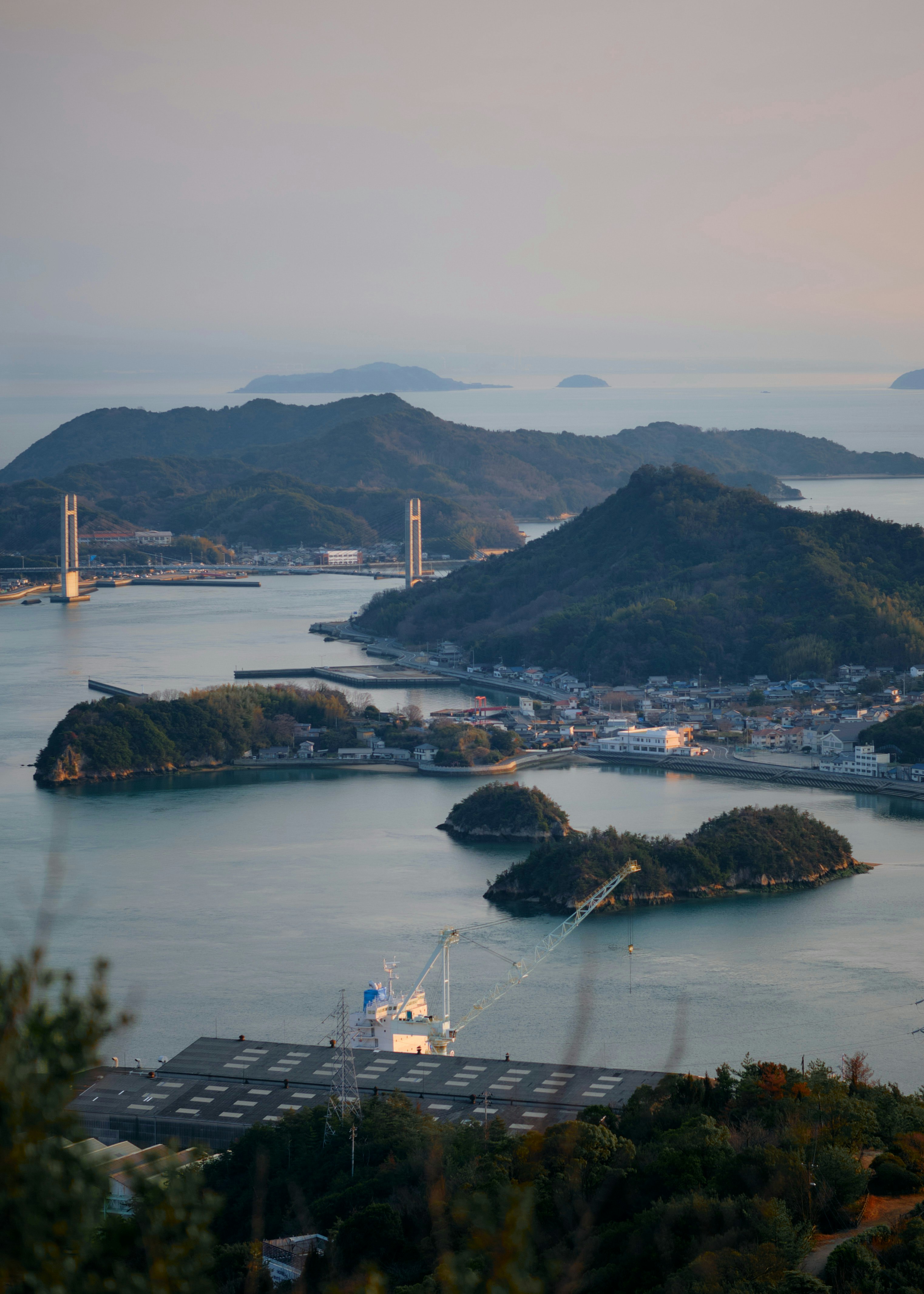 ทิวทัศน์ภูเขามองเห็นเกาะและท่าเรือในอ่าว