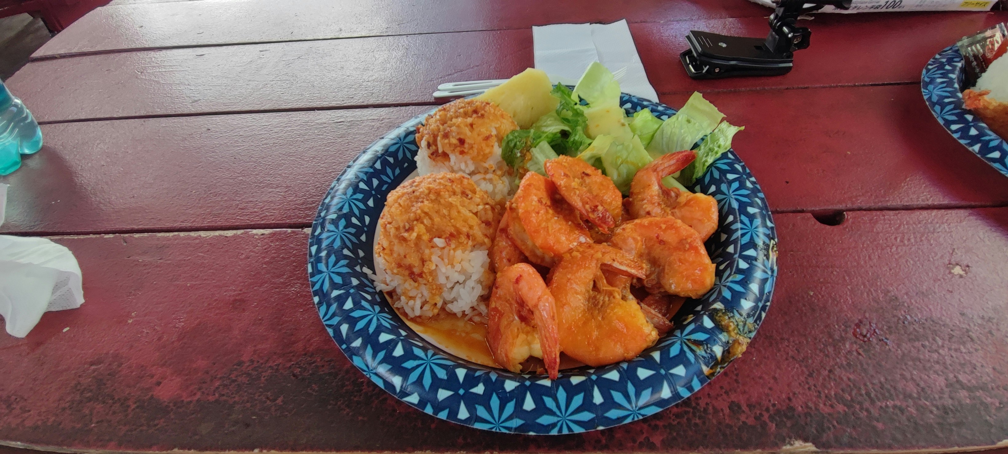 紅色桌面上的香料咖哩和米飯 圖片