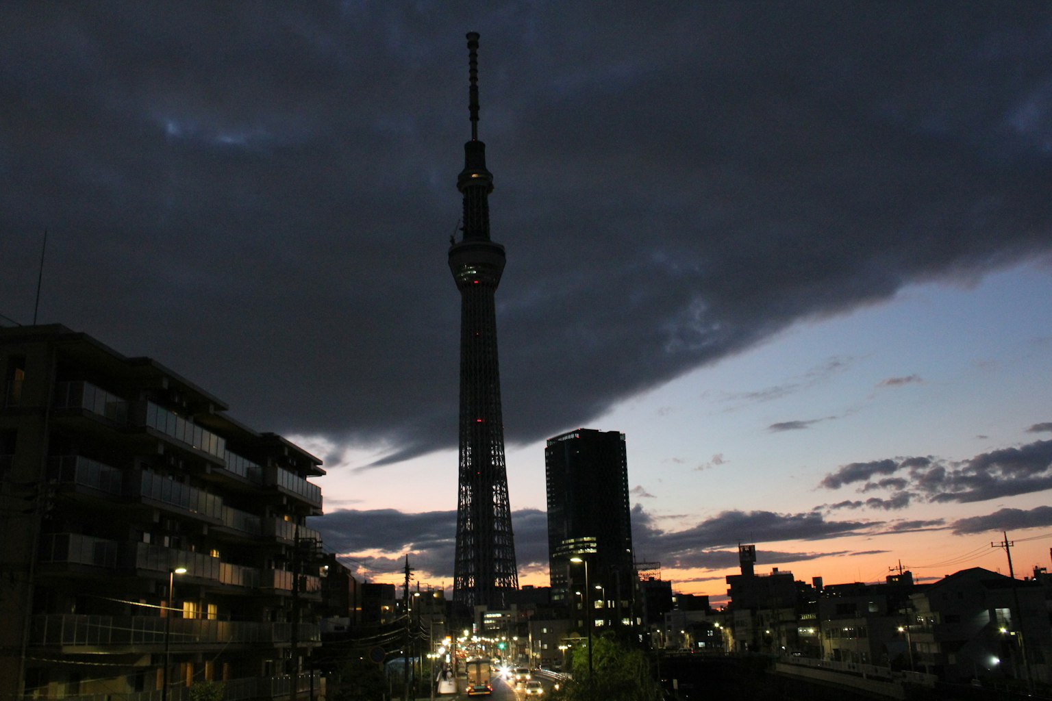 Tokyo Skytree beleuchtet bei Dämmerung mit Stadtgebäuden