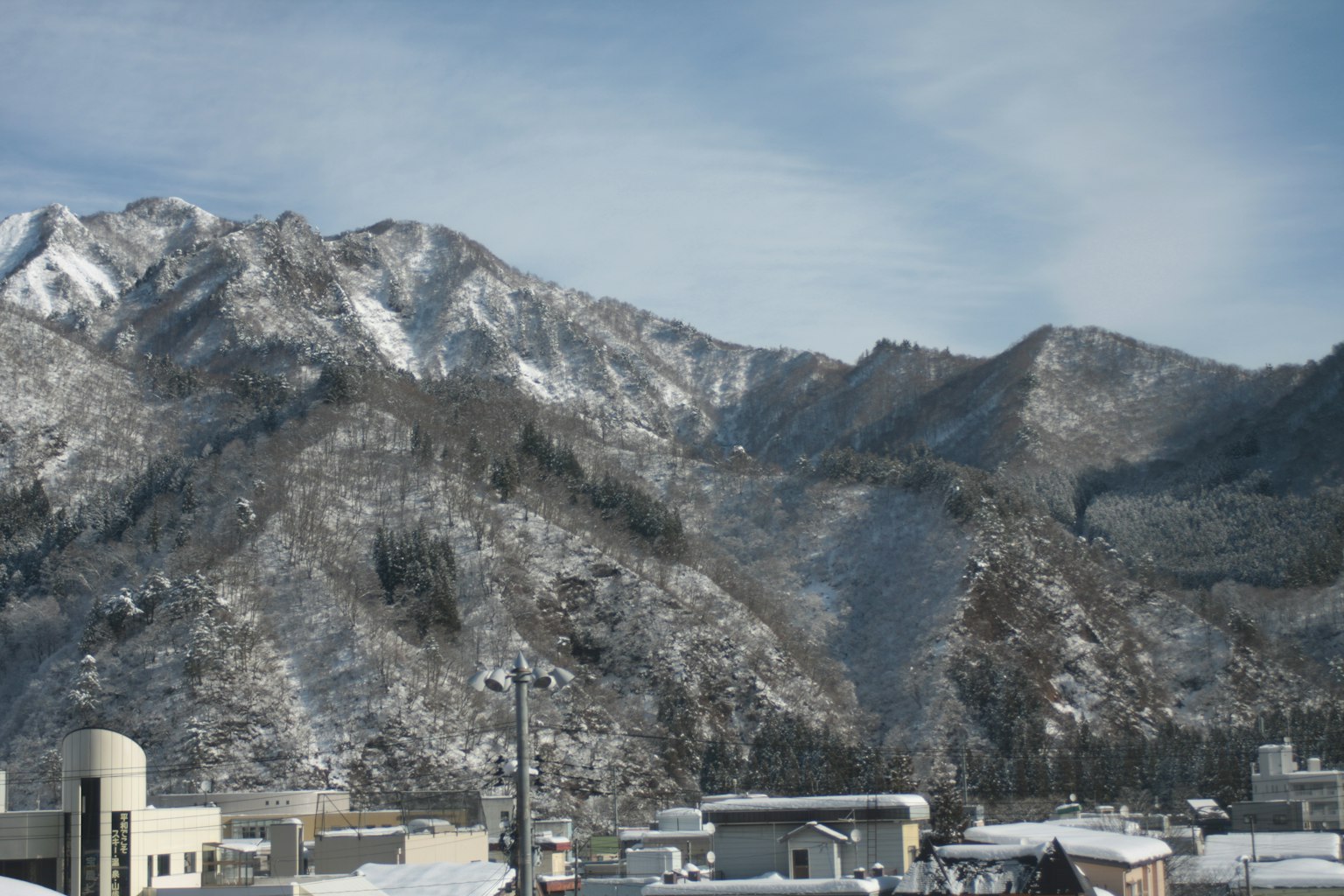 눈으로 덮인 산과 전경의 도시