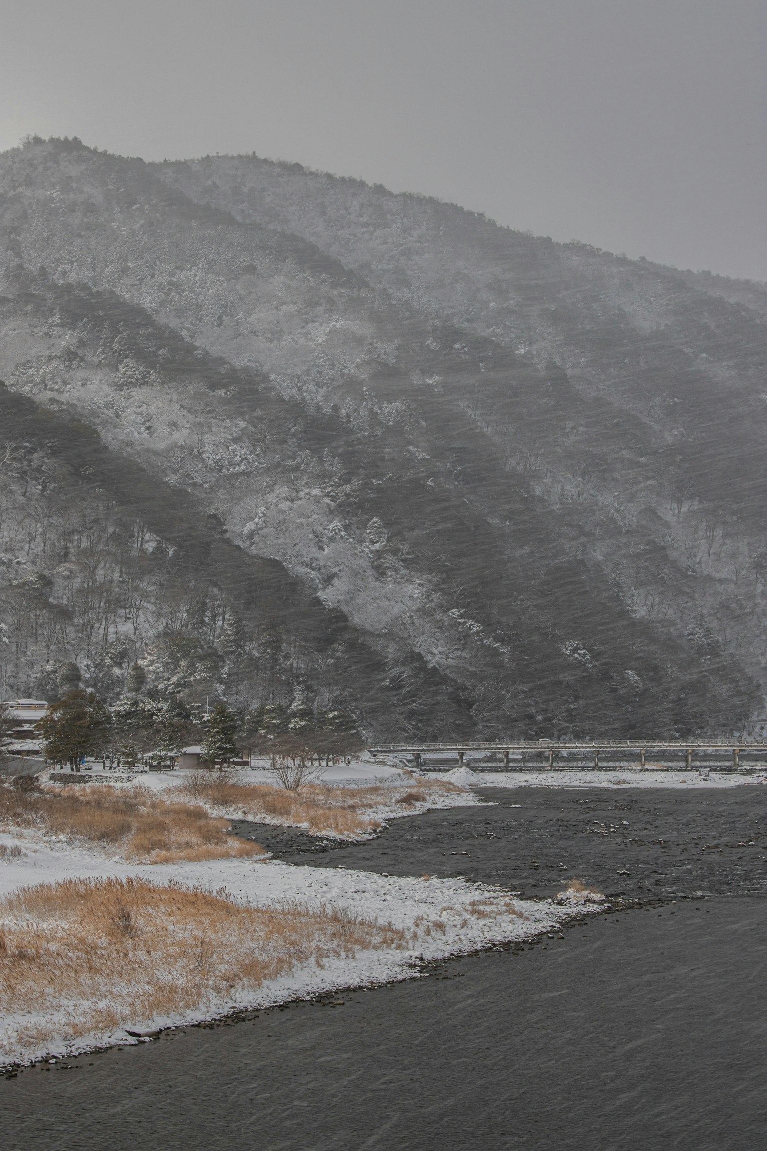 Paesaggio di montagne innevate e fiume