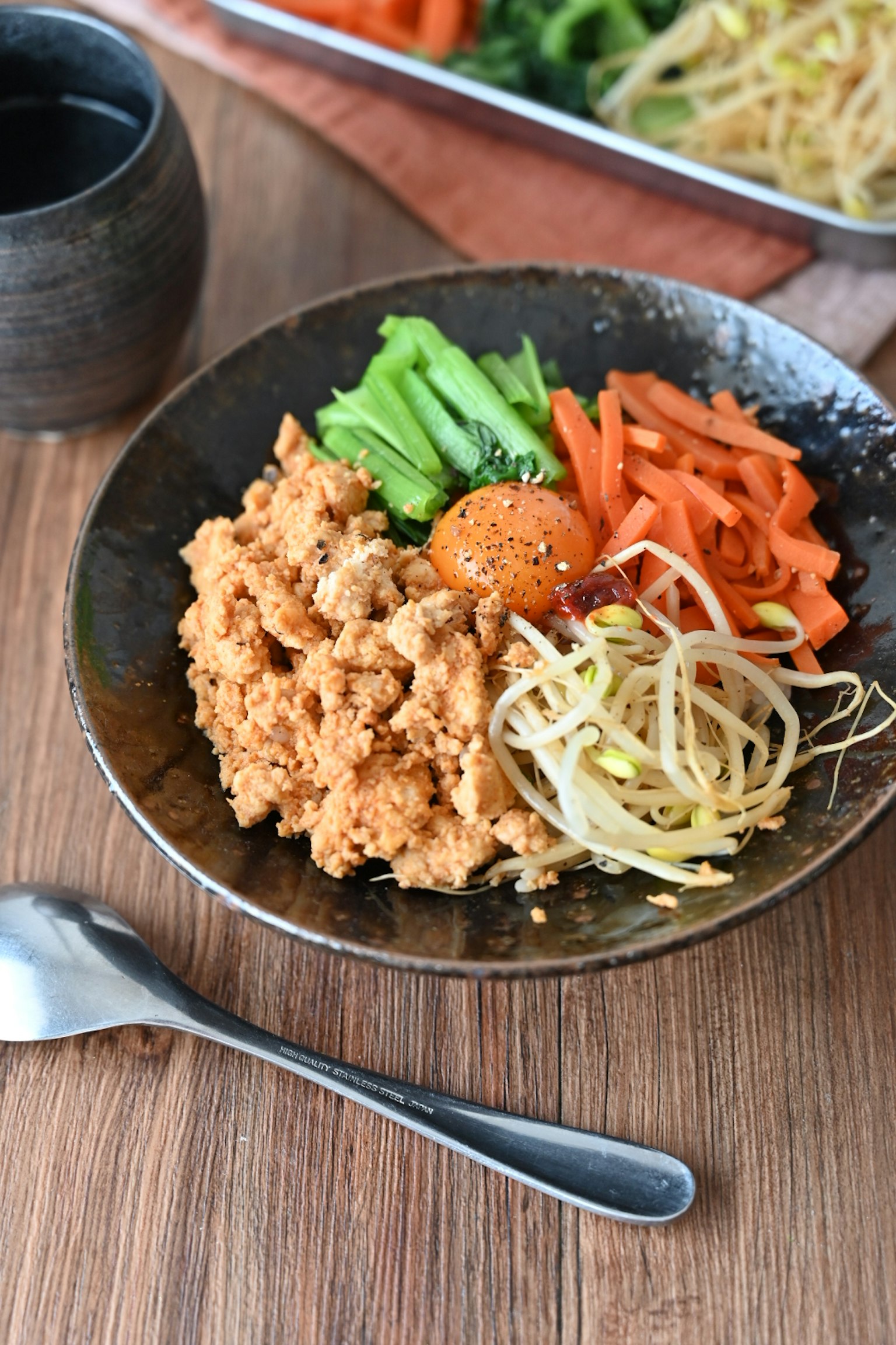 Plat joliment disposé avec des légumes colorés et un œuf au dessus
