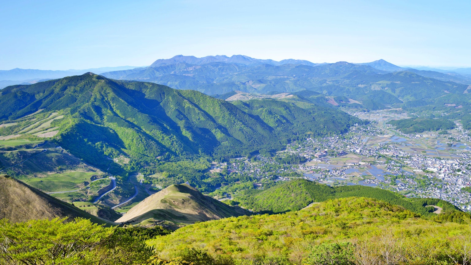 Panoramablick auf grüne Berge und Täler