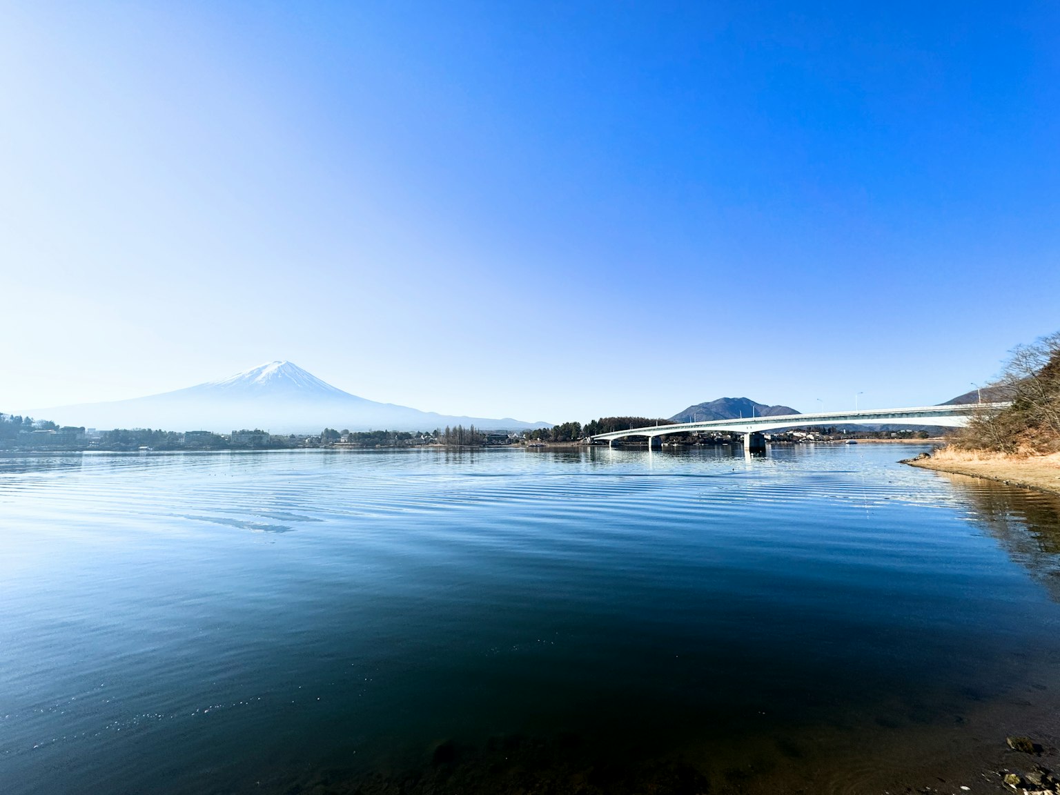 วิวที่สวยงามของภูเขาฟูจิและทะเลสาบที่เงียบสงบ